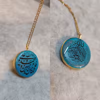 گردنبند و آویز داخل ماشین دو طرفه آیت الکرسی و پنج تن آل عبا با پس زمینه فیروزه ای 