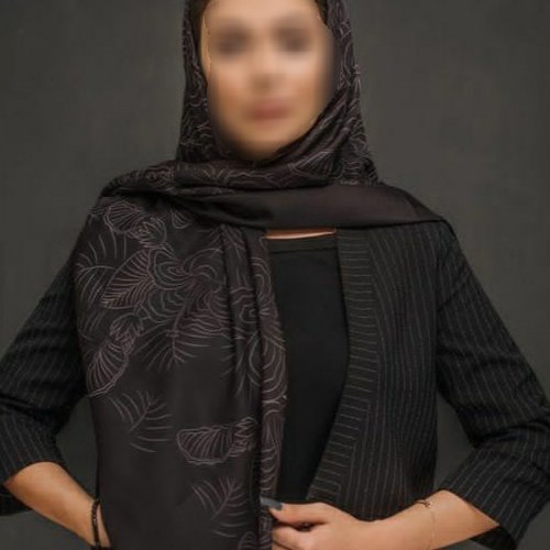 روسری نخی محصولی از برند ایرانی قواره بزرگ، با تم رنگ مشکی با طرح زمینه، جذاب مخصوص خانم های خوش سلیقه