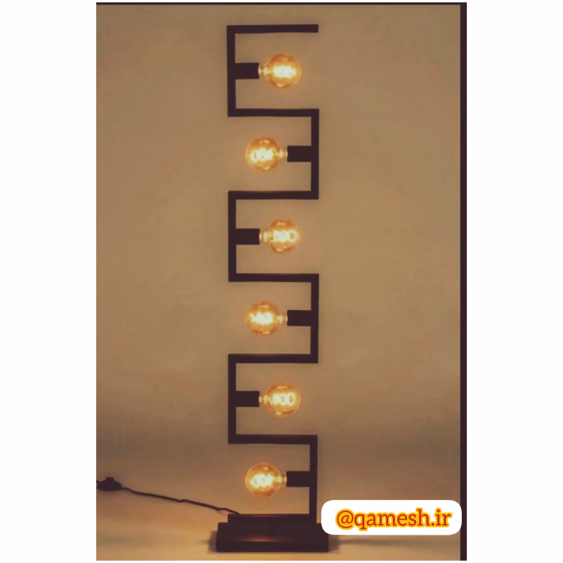 لوستر ایستاده کنارمبل