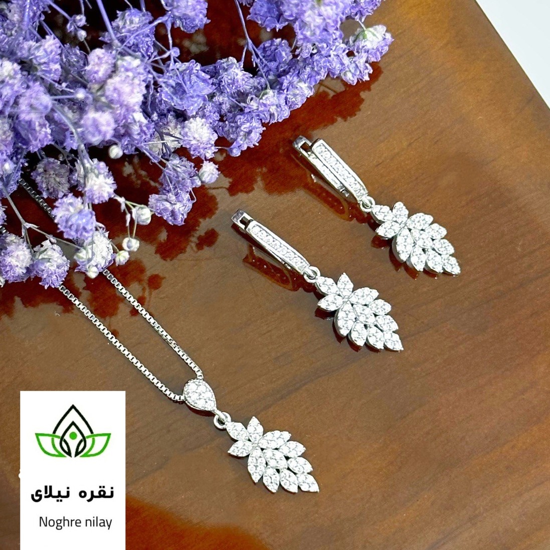 نیم ست همراه با زنجیر عیار 925 و ابکاری  رادیوم .کاملا مشابه طلا  مناسب برای کادو و دارای فاکتور معتبر و ارسال