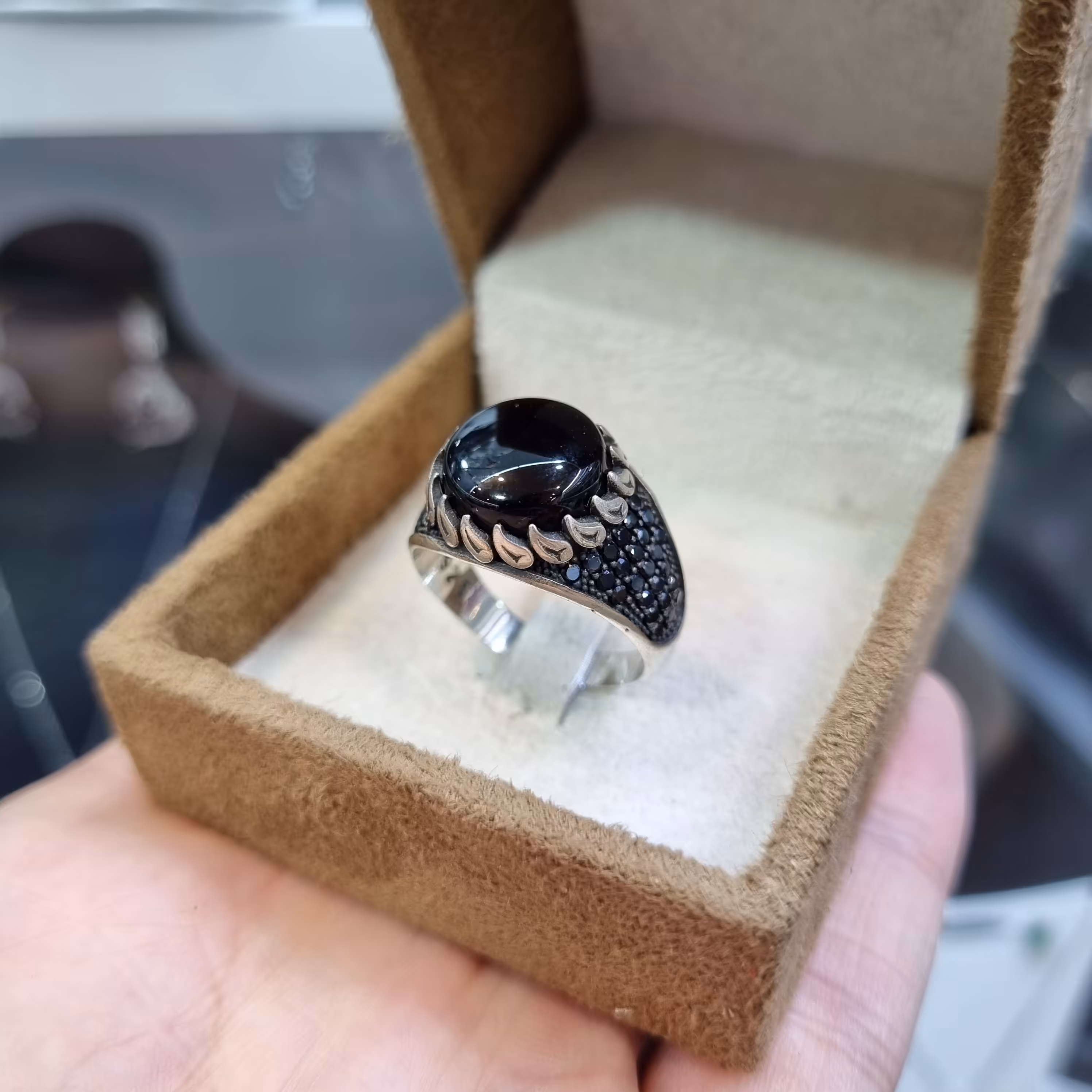 انگشتر  نقره مردانه شیک و خاص با عیار 925 با سنگ عقیق مشکی