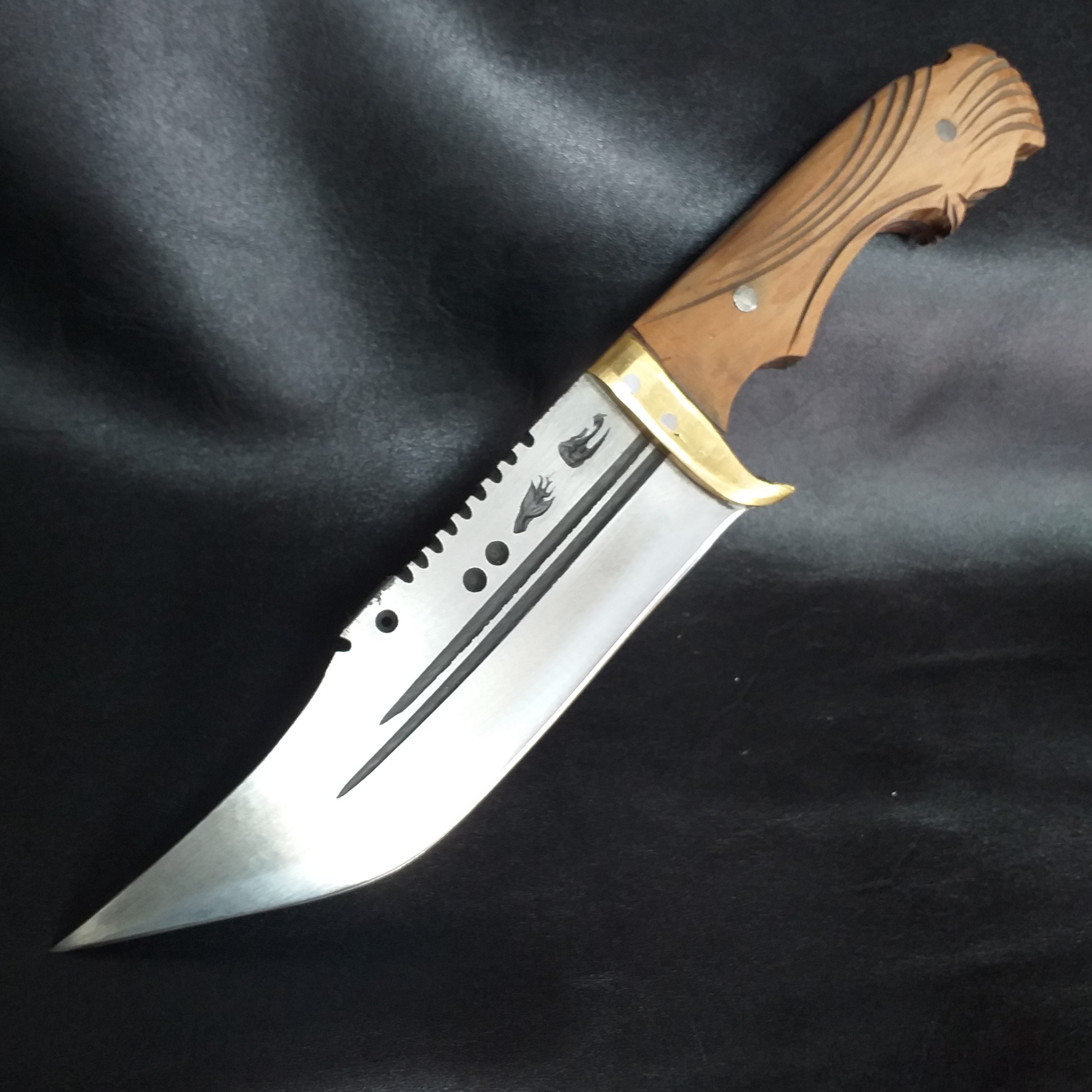 چاقو زنجان چاقو شکاری با طول کل 33 سانت و تیغه 18 سانت دست ساز فولاد فنر سازنده استاد حسینی زنجان جنس فولاد فنر تویوتا