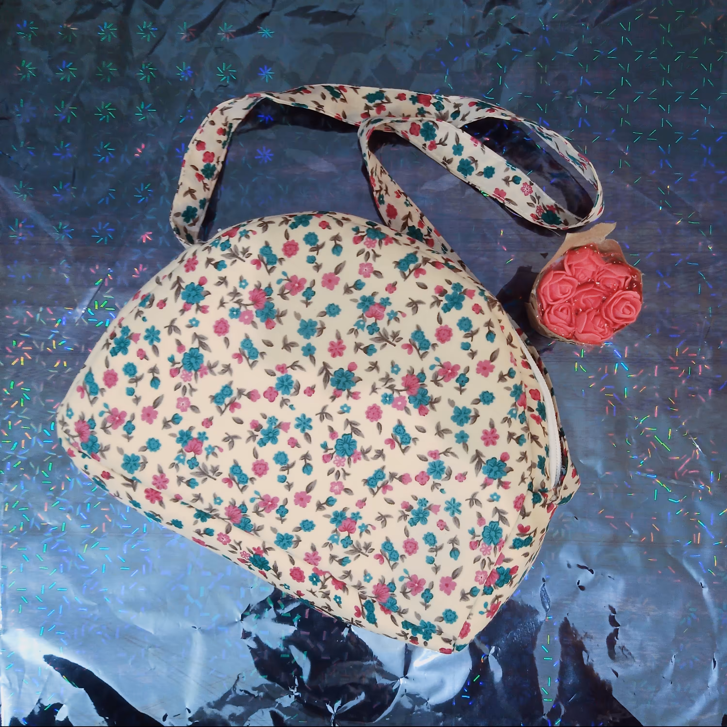 کیف دخترانه مدل شبنم با گل های سبز و قرمز، جادار و سبک، سرشانه ای متناسب 3 تا 14 سال، (طرح و رنگ های دیگر هم موجود داره)