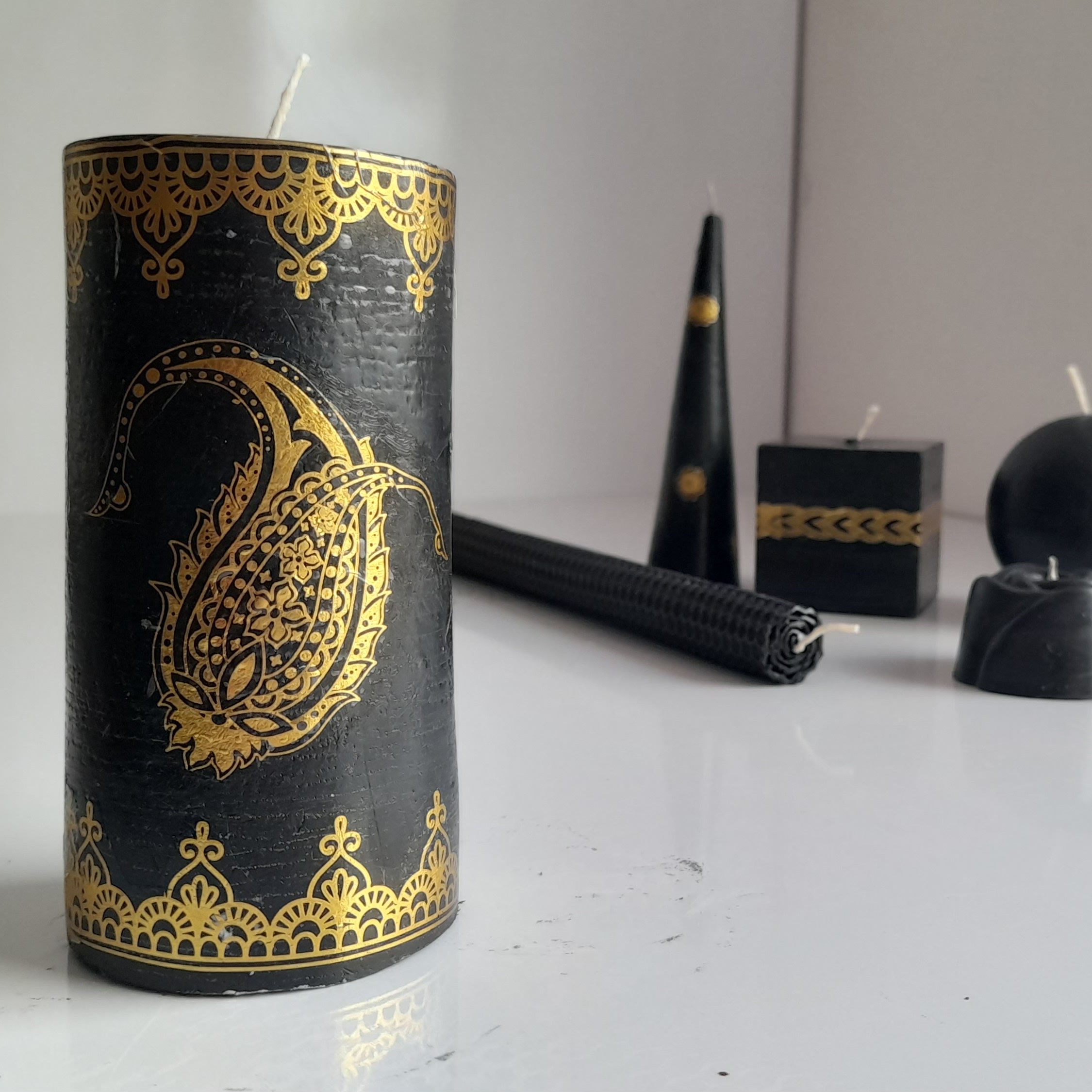 شمع استوانه ای مشکی و طلایی