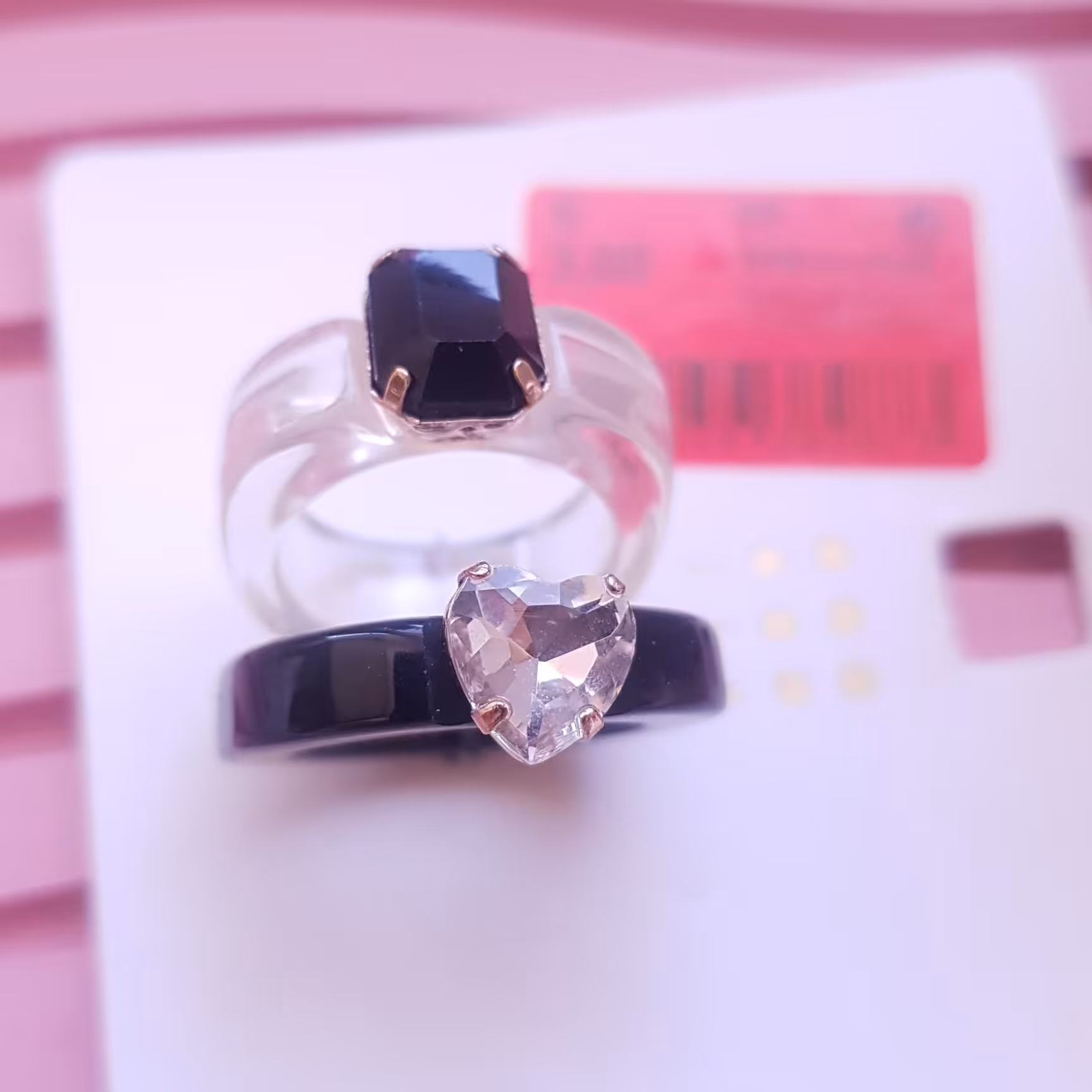 پک انگشتر  دو تایی رزینی سفید و مشکی نگین دار