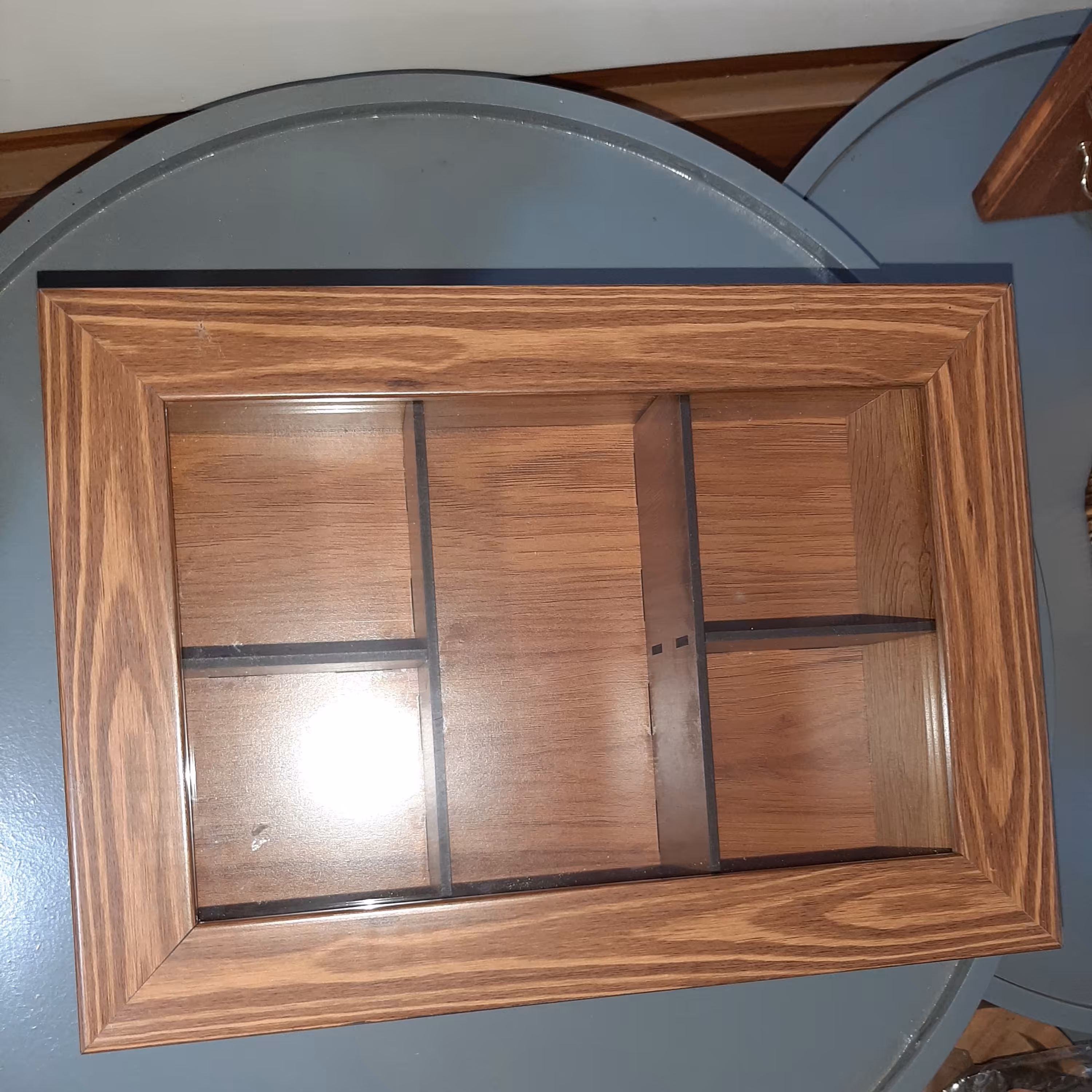 تیبگ چوبی دارای 5 خانه و صفحه شیشه دار و رنگ گردویی 