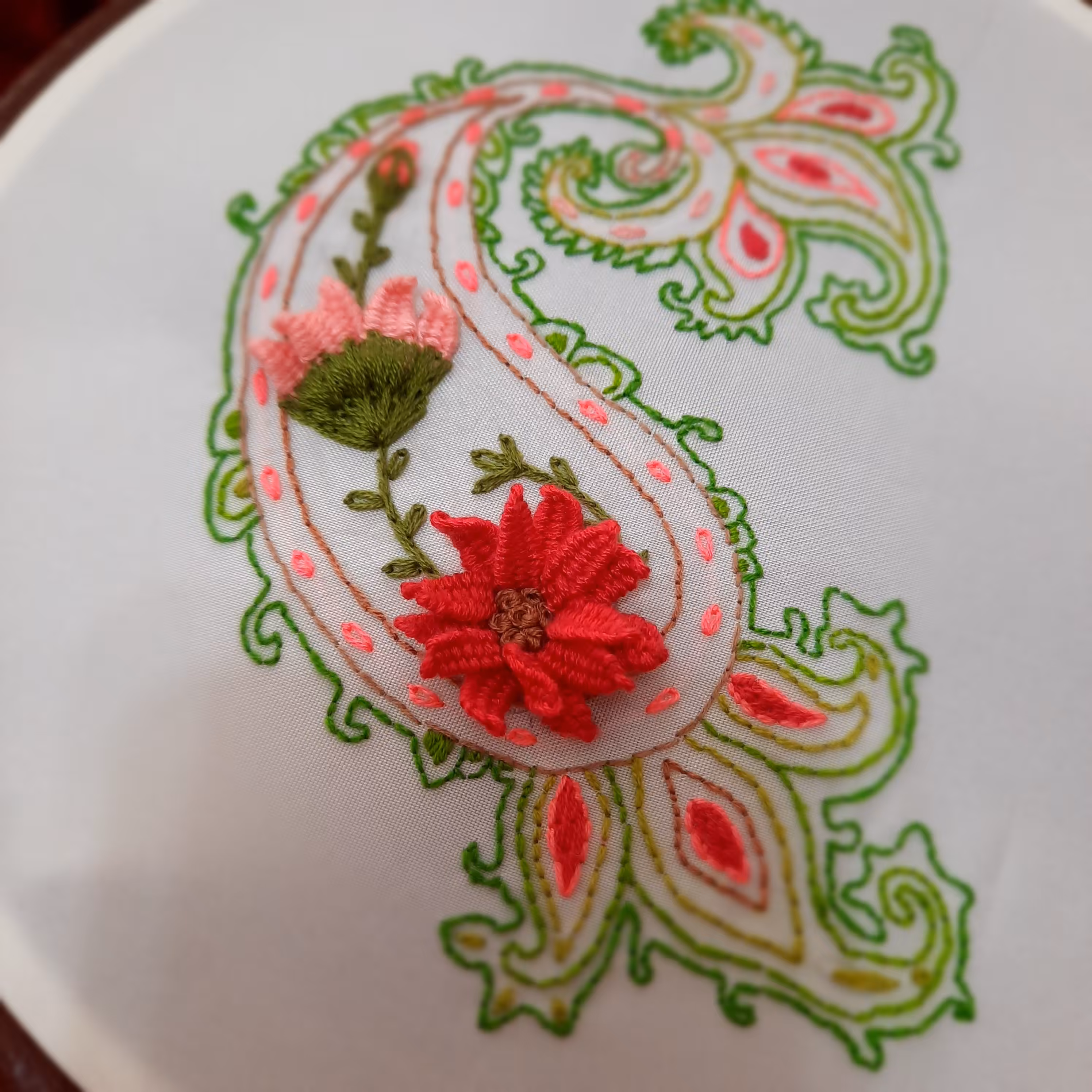 تابلو گلدوزی طرح بته جقه و مارگریت