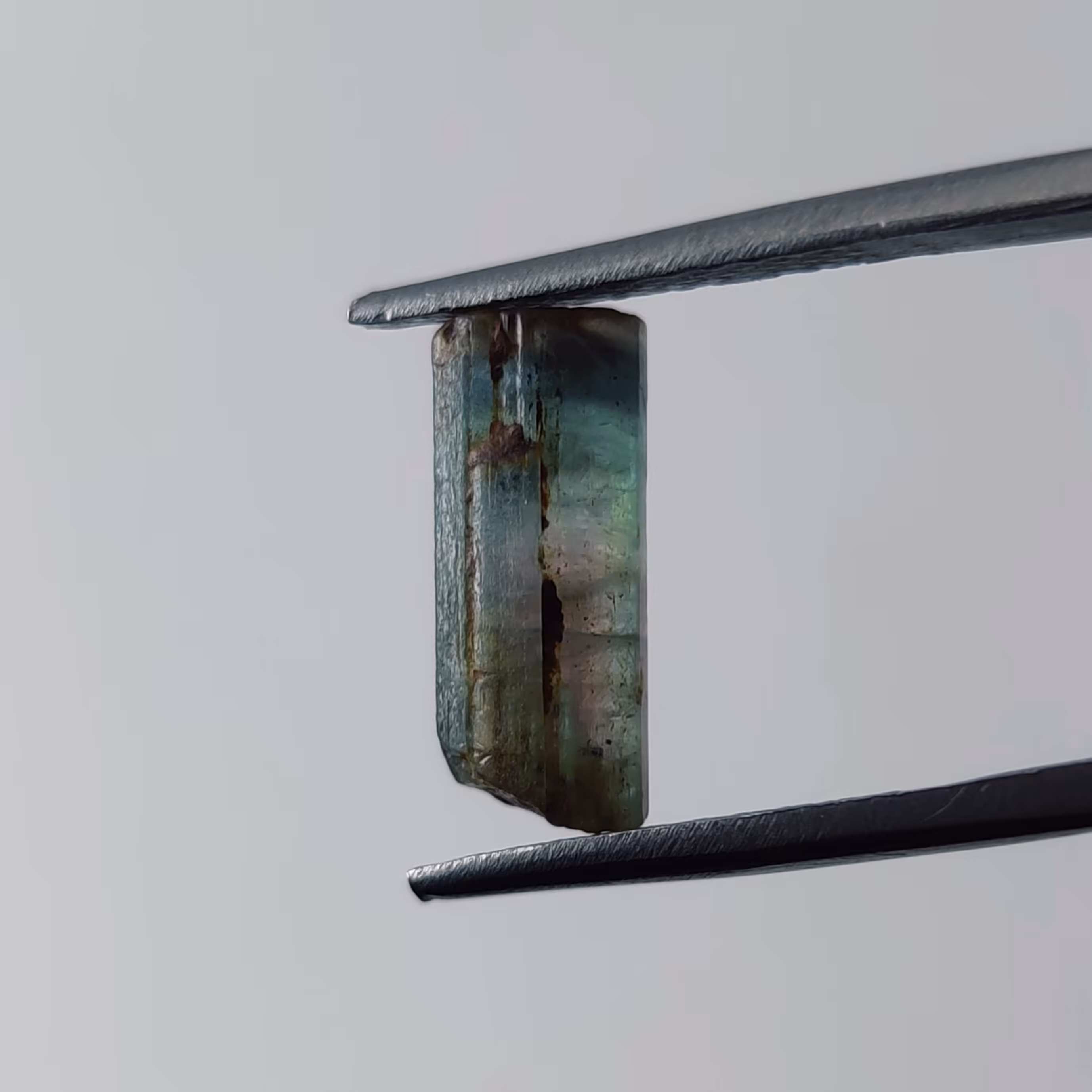 بلور تورمالین ایندیکولیت یا ایندیکولایت معدنی (کمیاب) 