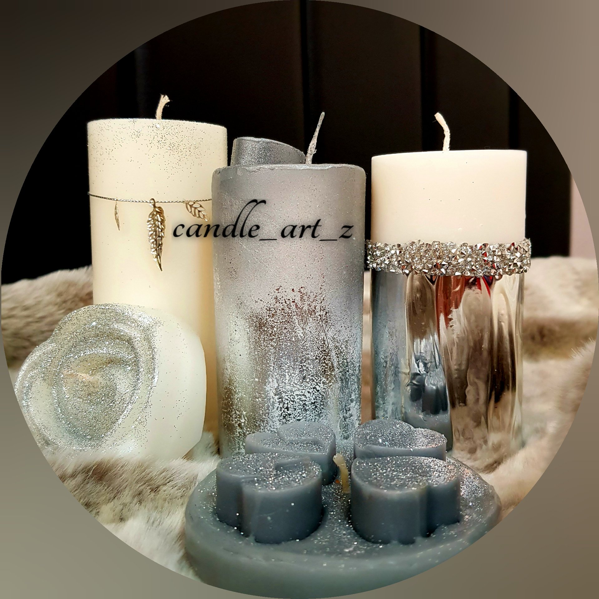 شمع سفید ،طوسی نقره ای تزیین شده با ورق  نقره 