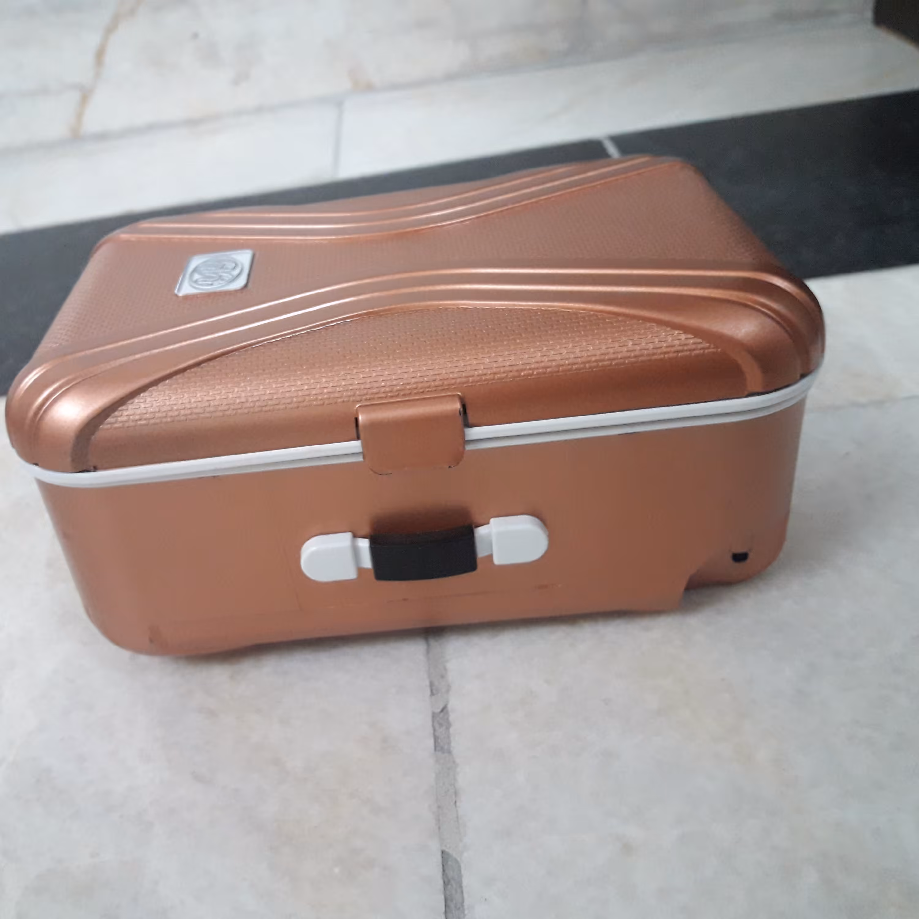 چمدان موزیکال (فقط چرخ ندارد)