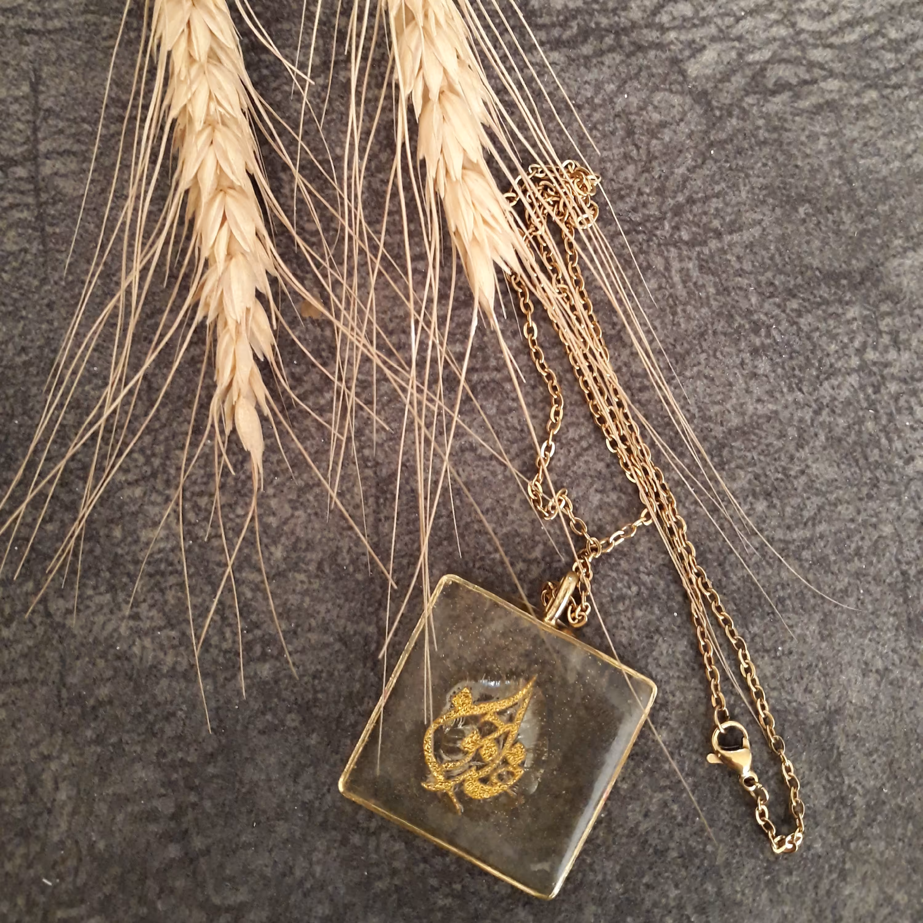 گردنبند رزین نوشته (خداجون) وزن:12گرم وزن با بسته بندی:13گرم