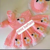 ست سارافون و پاپوش وکلاه برای سه الی شش ماه وسیسمونی قیمت نسبت به سایر کودک متغیر ه