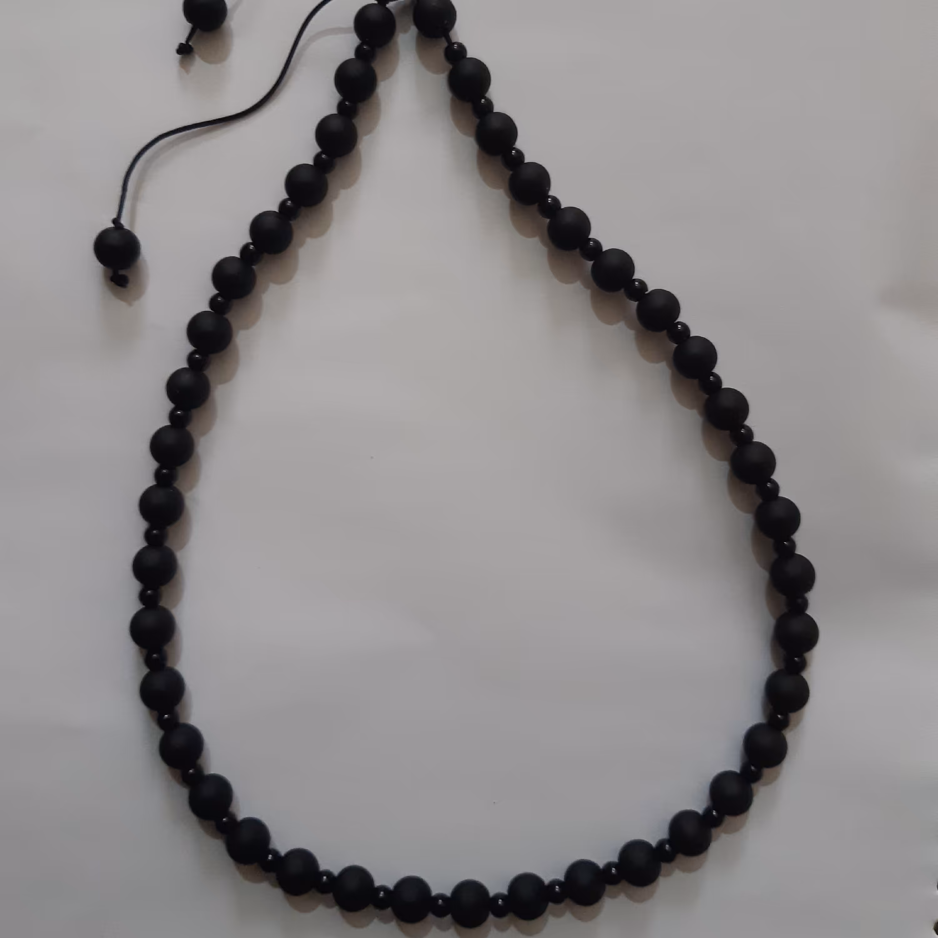 گردنبند اسپرت شیک. مهره مات سیاه سایز 8 و مروارید سنگی سایز 4. با قفل کشویی. دستبند ستش هم موجوده