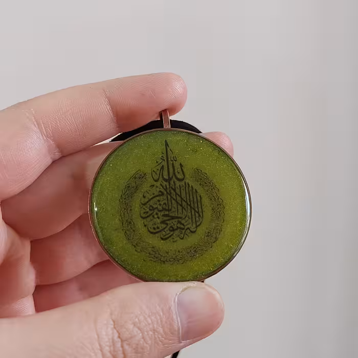 آویز ماشین رزینی مزین به آیه الکرسی با قاب مسی و بند چرمی