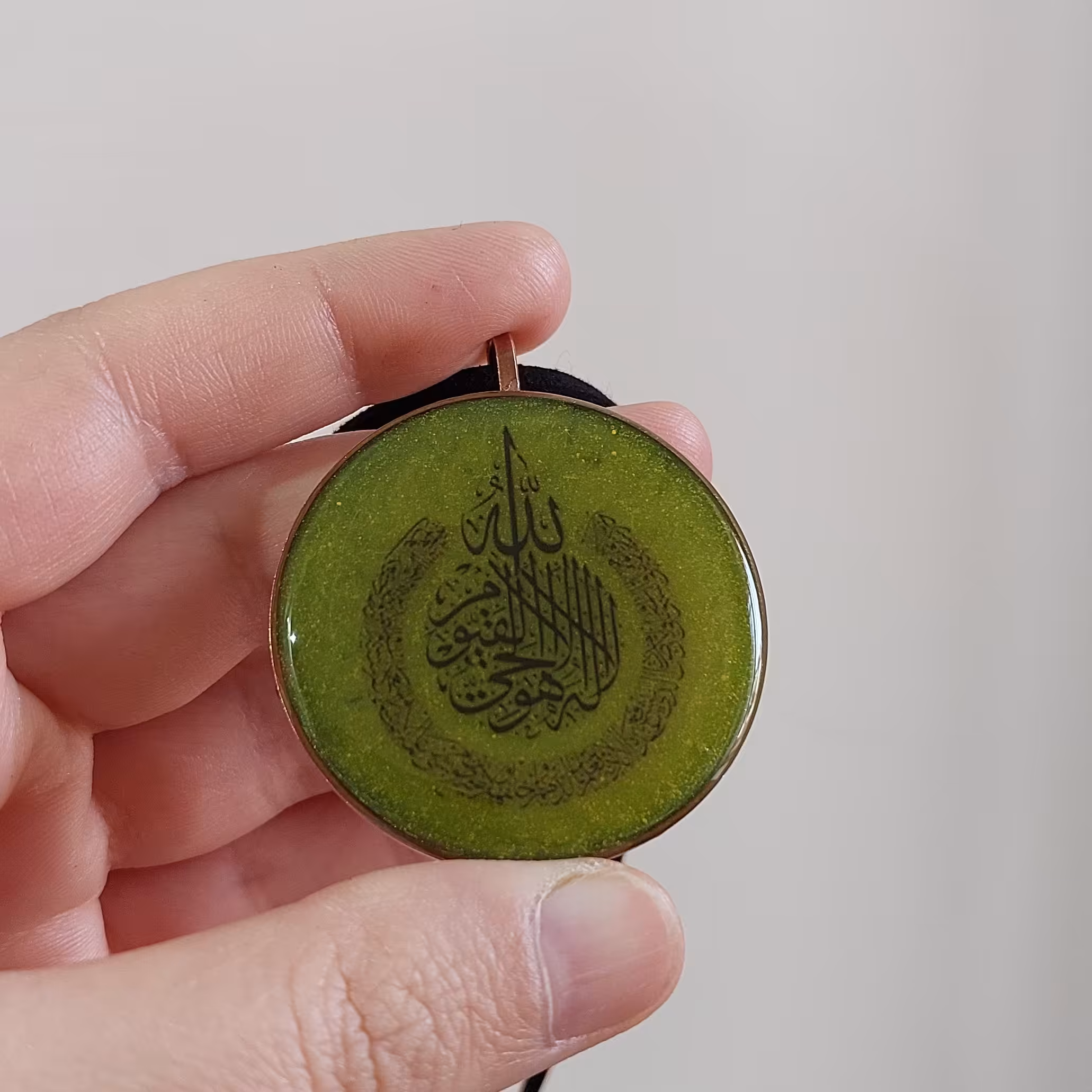 آویز ماشین رزینی مزین به آیه الکرسی با قاب مسی و بند چرمی