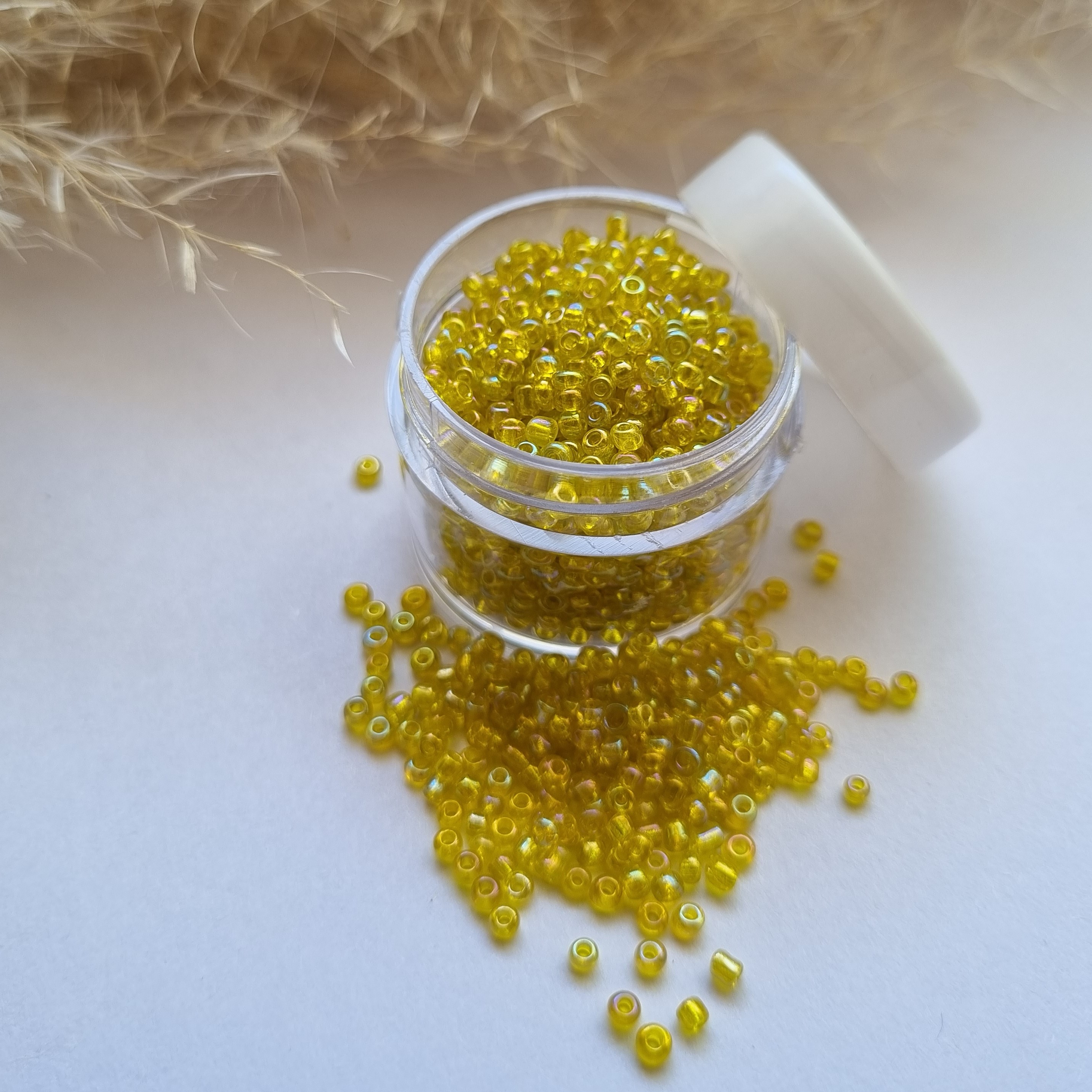 منجوق ریز شیشه ای زرد با قوطی کریستالی به وزن 20 گرم