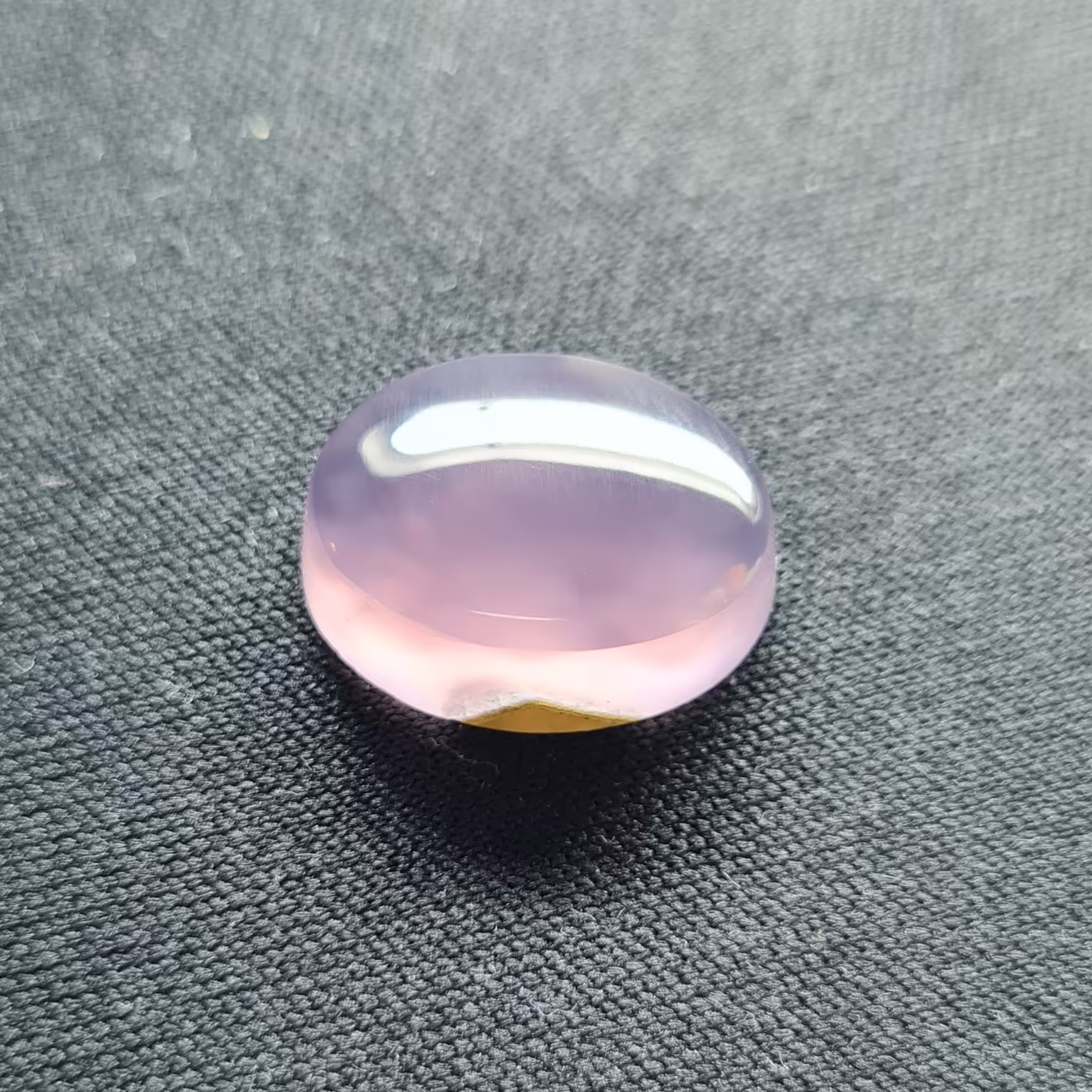 نگین عقیق سوسنی. مشخصات. طول   1.7 سانتی متر. عرض  1.4 سانتی متر. ارتفاع 0.5 سانتی متر.