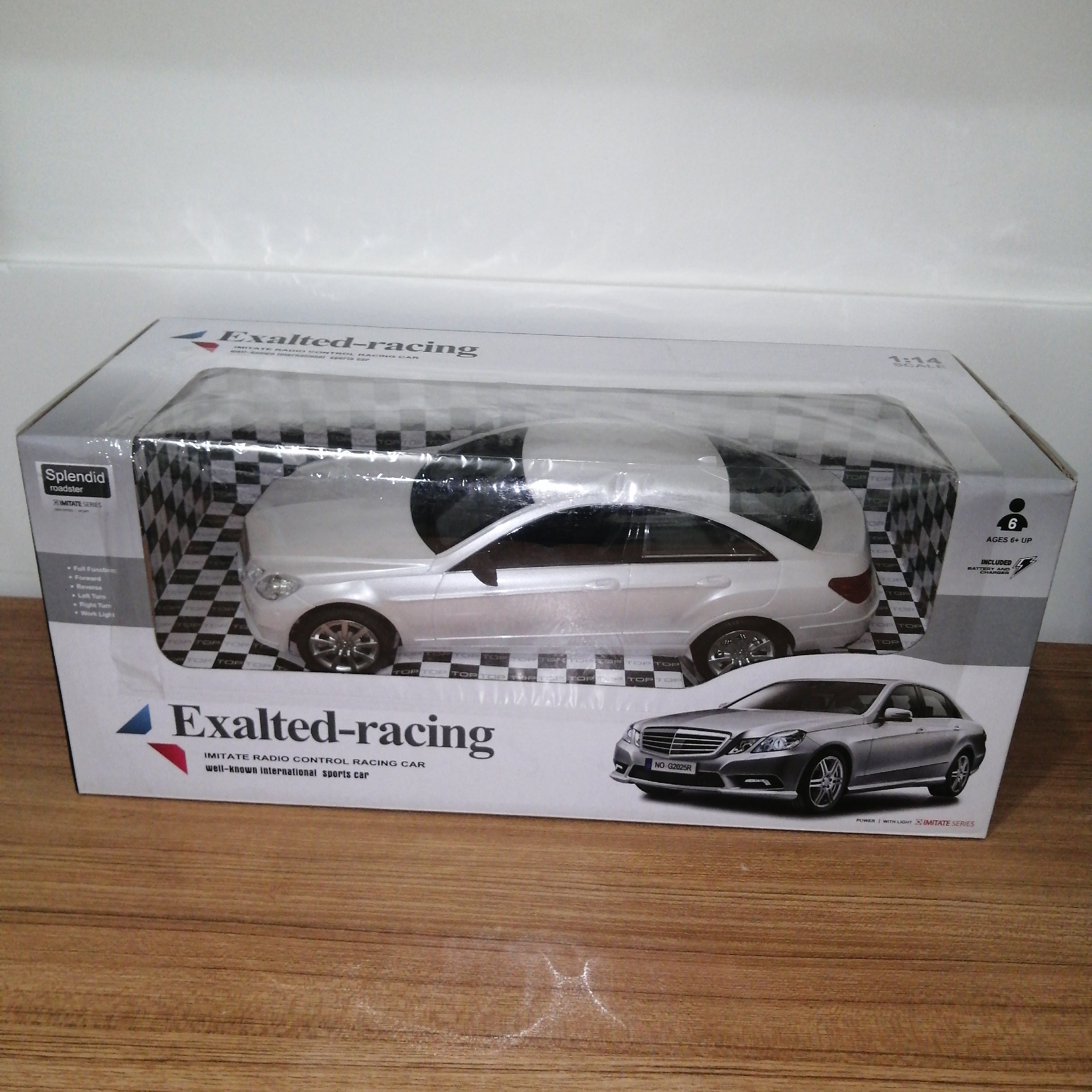 ماشین بازی کنترلی طرح کلاسیک و نزدیک به واقعیت دارای شارژر  و باتری شارژی سایز حدود 35 سانت