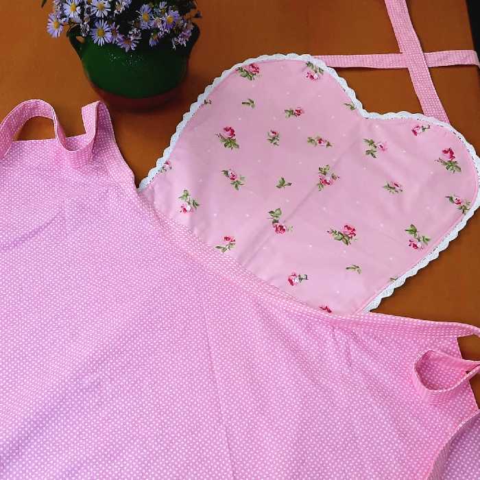 پیشبند آشپزخانه مدل قلبی  و دامن کلوش تک دامنه و سه لایه با لایه برزنت ضدآب و آستر نخی