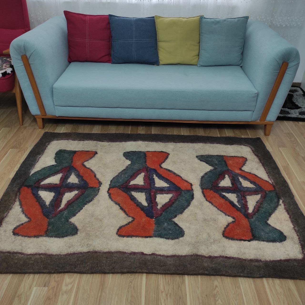 فرش نمدی دستی بانوی ترکمن طرح گول