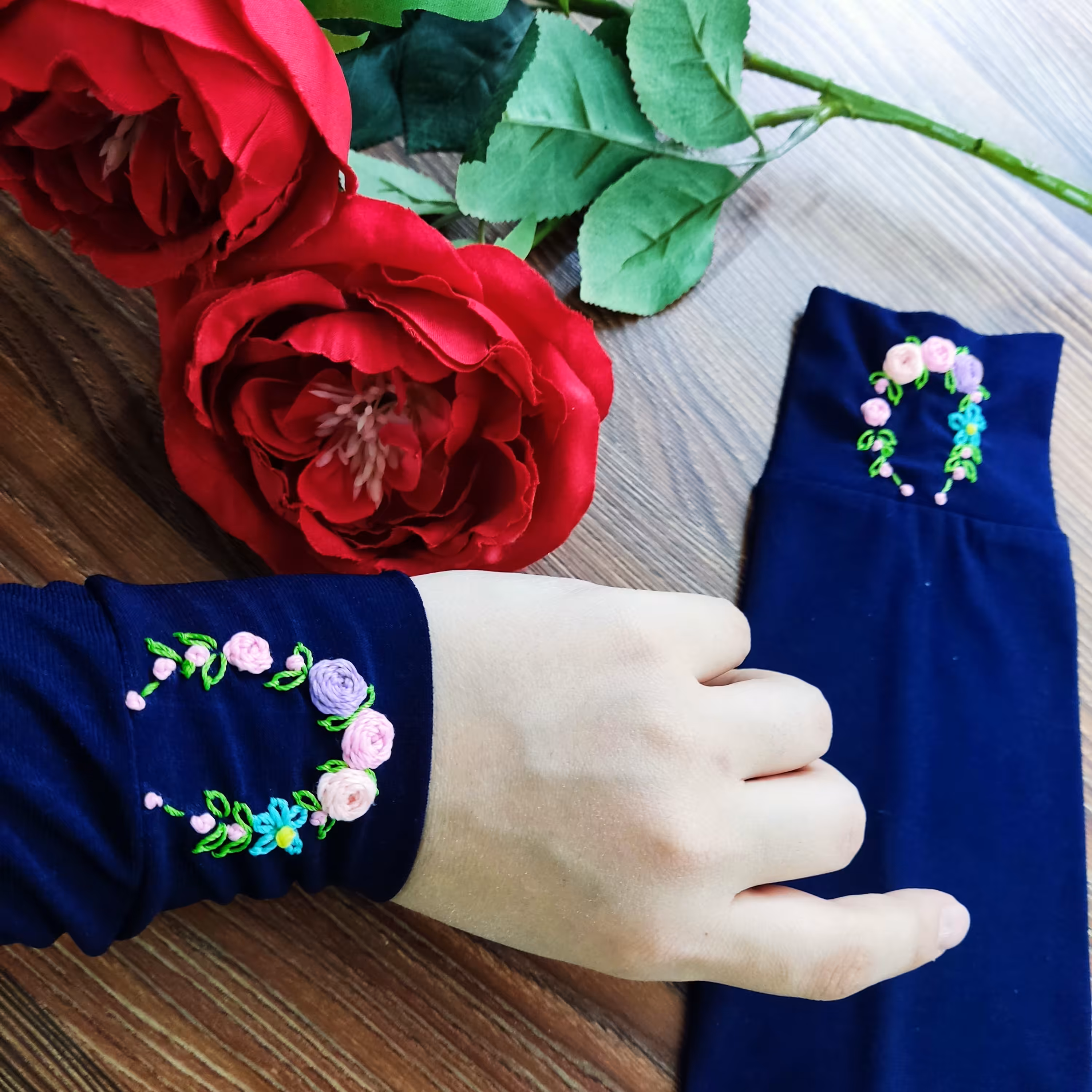 ساق دست سورمه ای گلدوزی طرح نعل اصلی