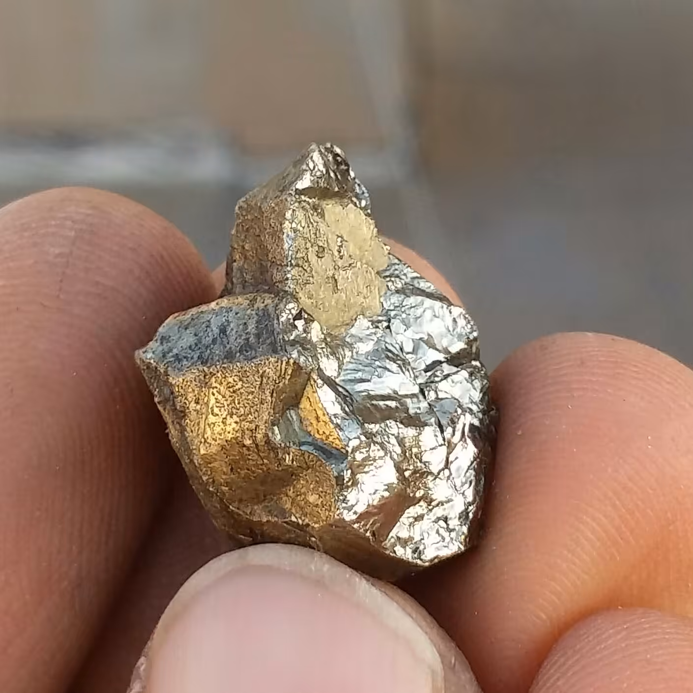 سنگ راف پیریت طلایی حبه شده ملقب به سنگ طلا روی بستر 100 در 100 طبیعی شاهکار خلقت
بی نظیر
کد10751