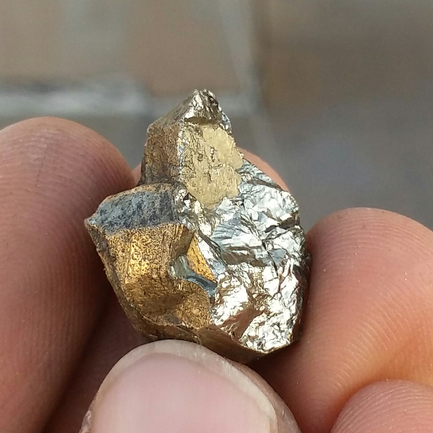 سنگ راف پیریت طلایی حبه شده ملقب به سنگ طلا روی بستر 100 در 100 طبیعی شاهکار خلقت
بی نظیر
کد10751