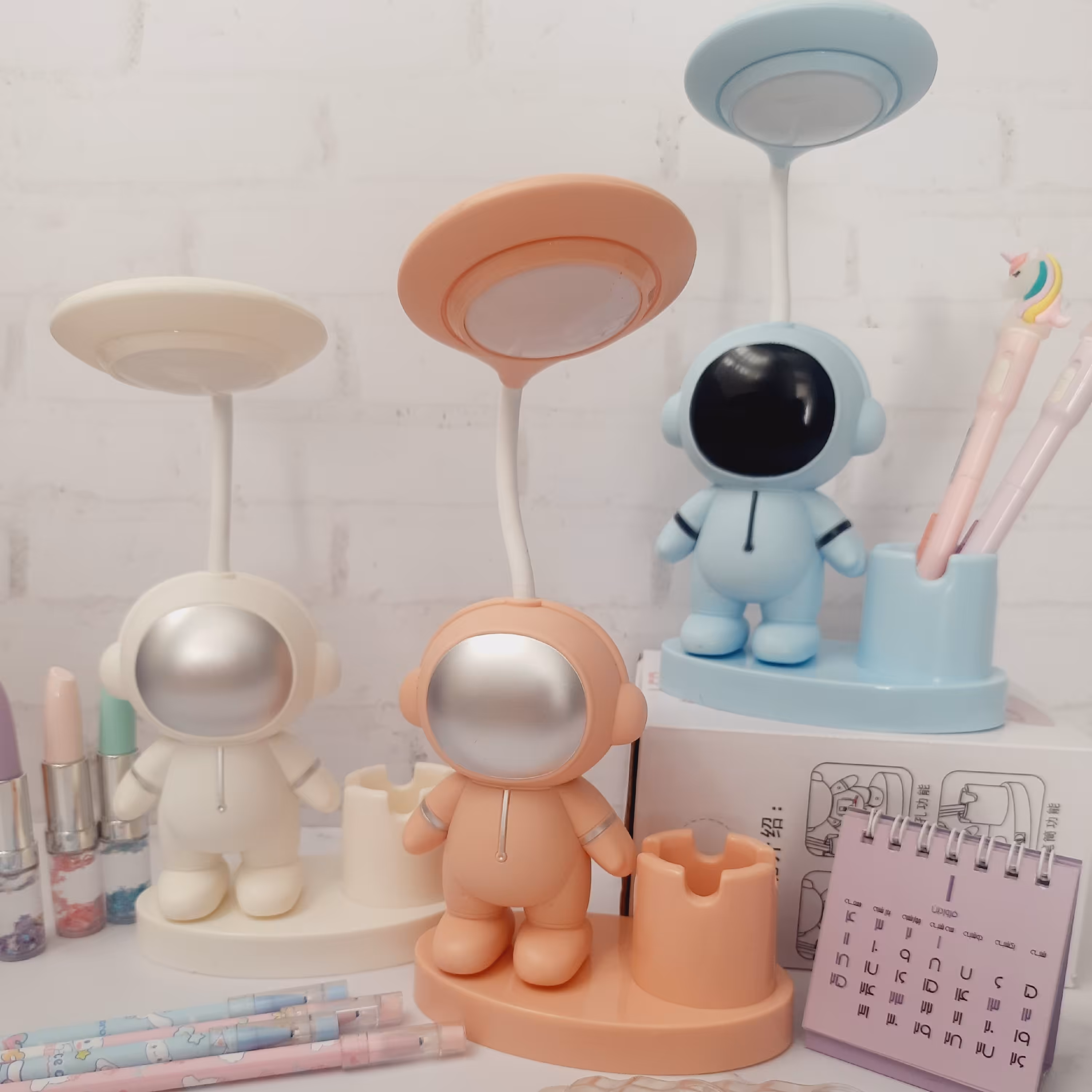 چراغ مطالعه فضانورد سه کاره تراش دار جامدادی دار و چراغ مطالعه