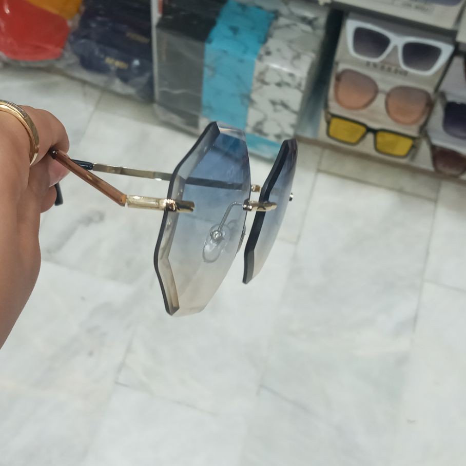 عینک آفتابی زنانه و مردانه فریم لیس دسته فلزی.دارای رنگبندی