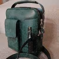 کیف رودوشی مردانه چرم طبیعی دست دوز پریا  کد  pmb 813 - B. چرم گاوی سبز  هورس 