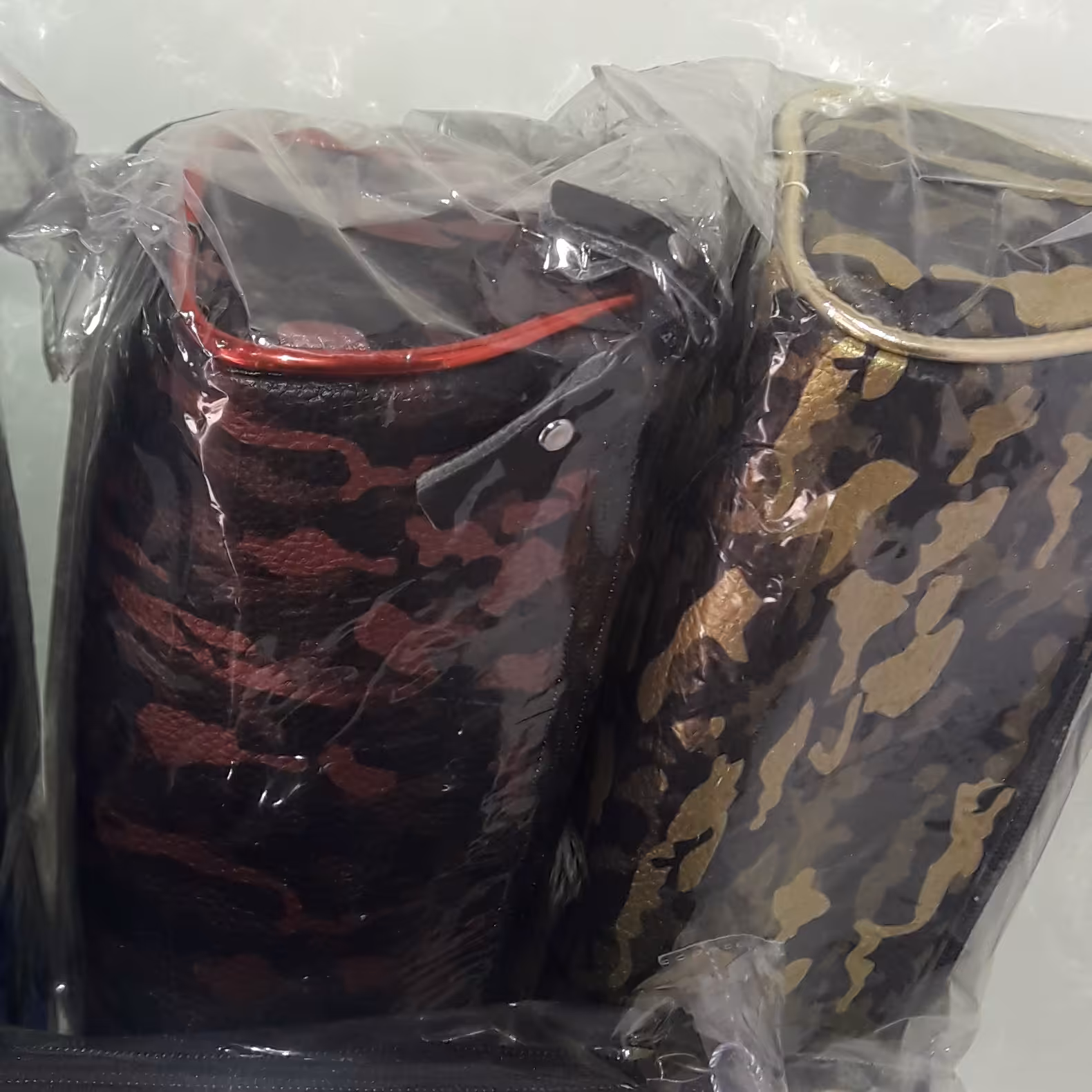 جامدادی چرمی سه زیپ مثلثی شکل طرح اسپرت