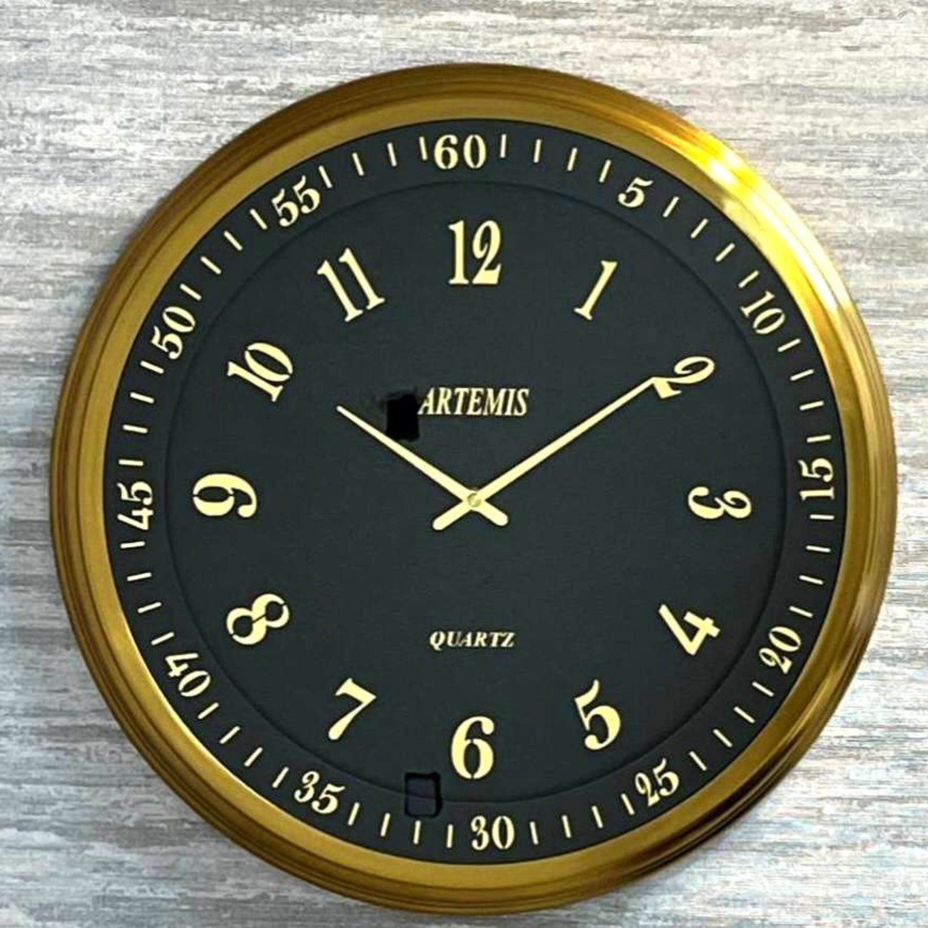 ساعت دیواری آرتمیس موتور آرام گرد طلایی و سیلور کد 2037 