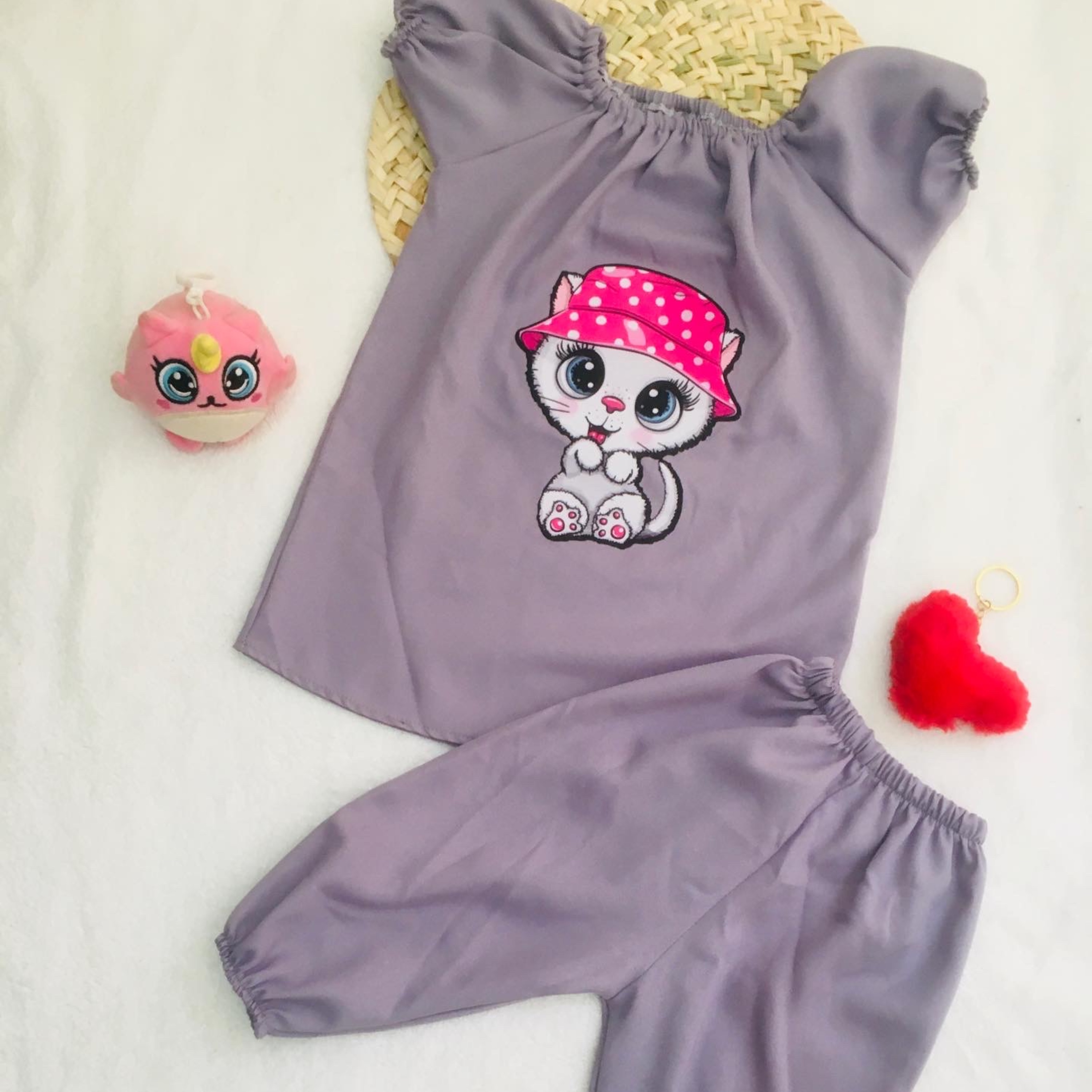 شومیز شلوارک اسکاجی دخترانه طرح استیکر