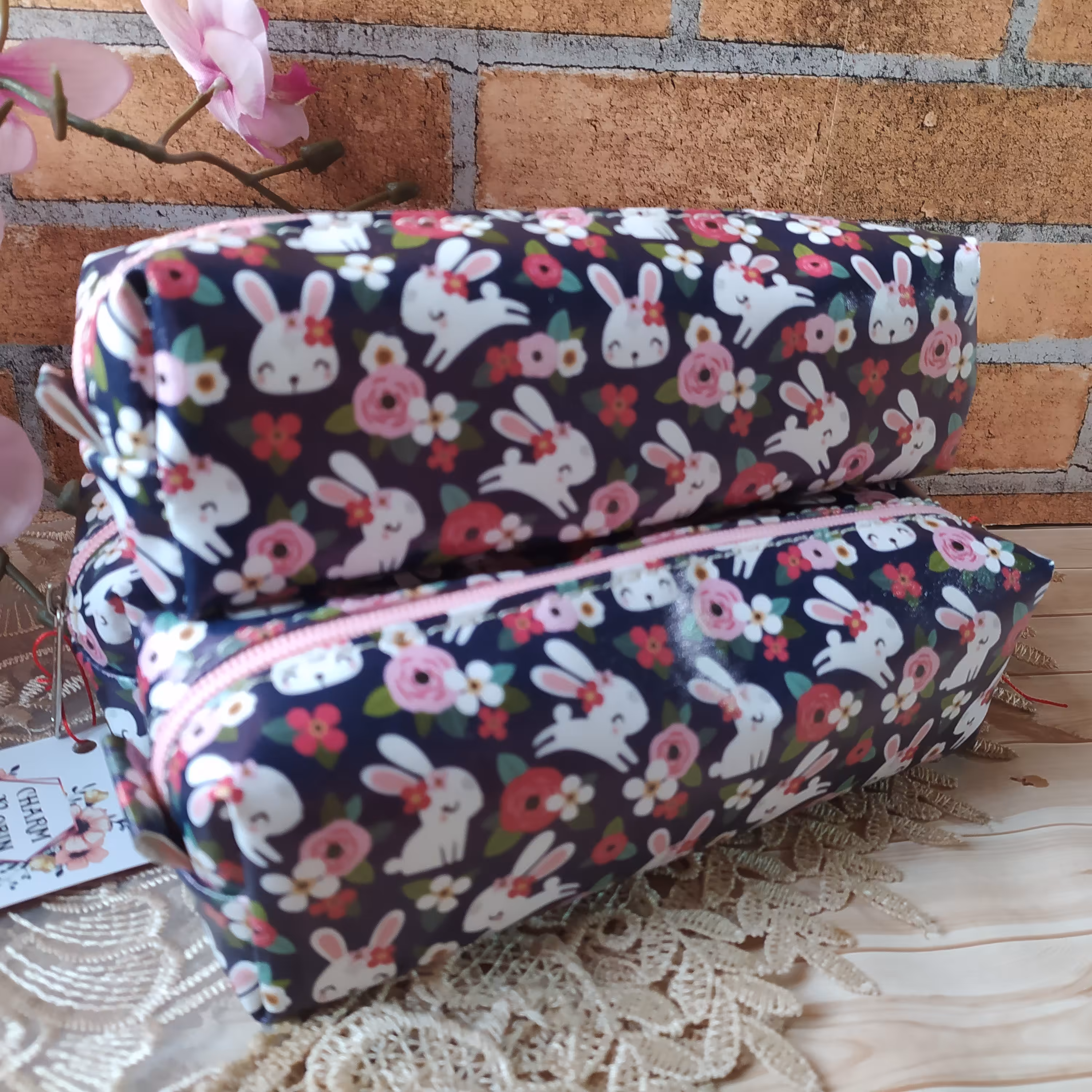 جامدادی  تک زیپ چرم   با طرح خرگوش زمینه سورمه ای  جامدادی با تنوع بالای30 طرح مناسب هدیه