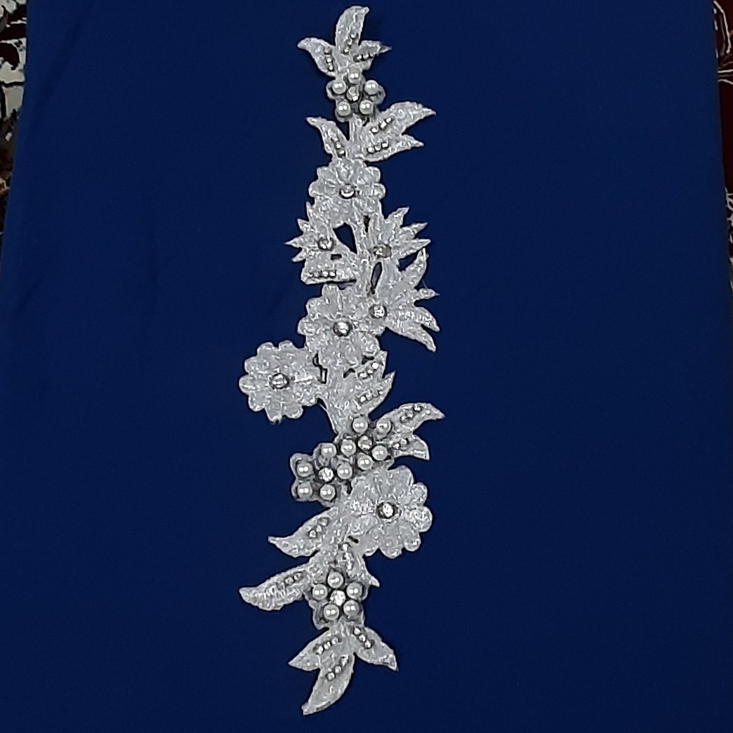 پنل لباس مجلسی. نقره ای   طرح گل و برگ . وارداتی . نگین و مروارید دوز 