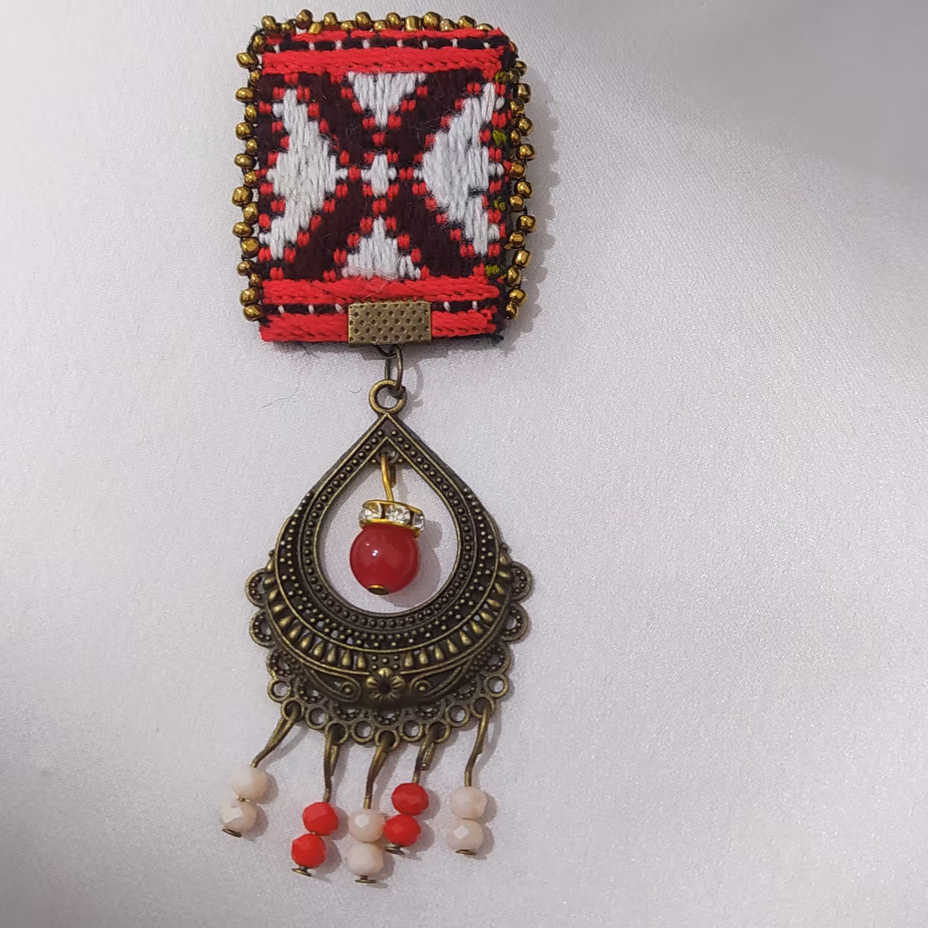 سنجاق سینه سوزندوزی تلفیق با خرجکار  دور مونجق دوزی دستی