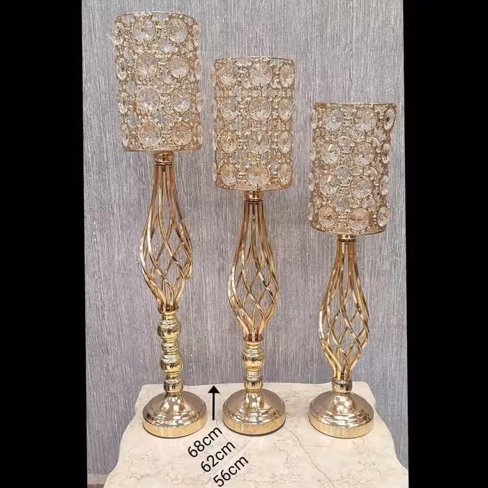 شمعدان مدل سه تیکه طلایی کنار سالنی