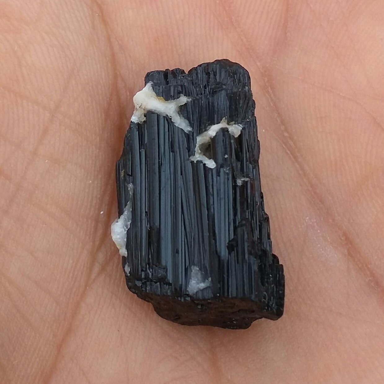 سنگ راف تورمالین شرول وارداتی ارزشمند شاهکار خلقت 100درصد طبیعی
مناسب جهت کلکسیون و ساخت آویز کد 9904