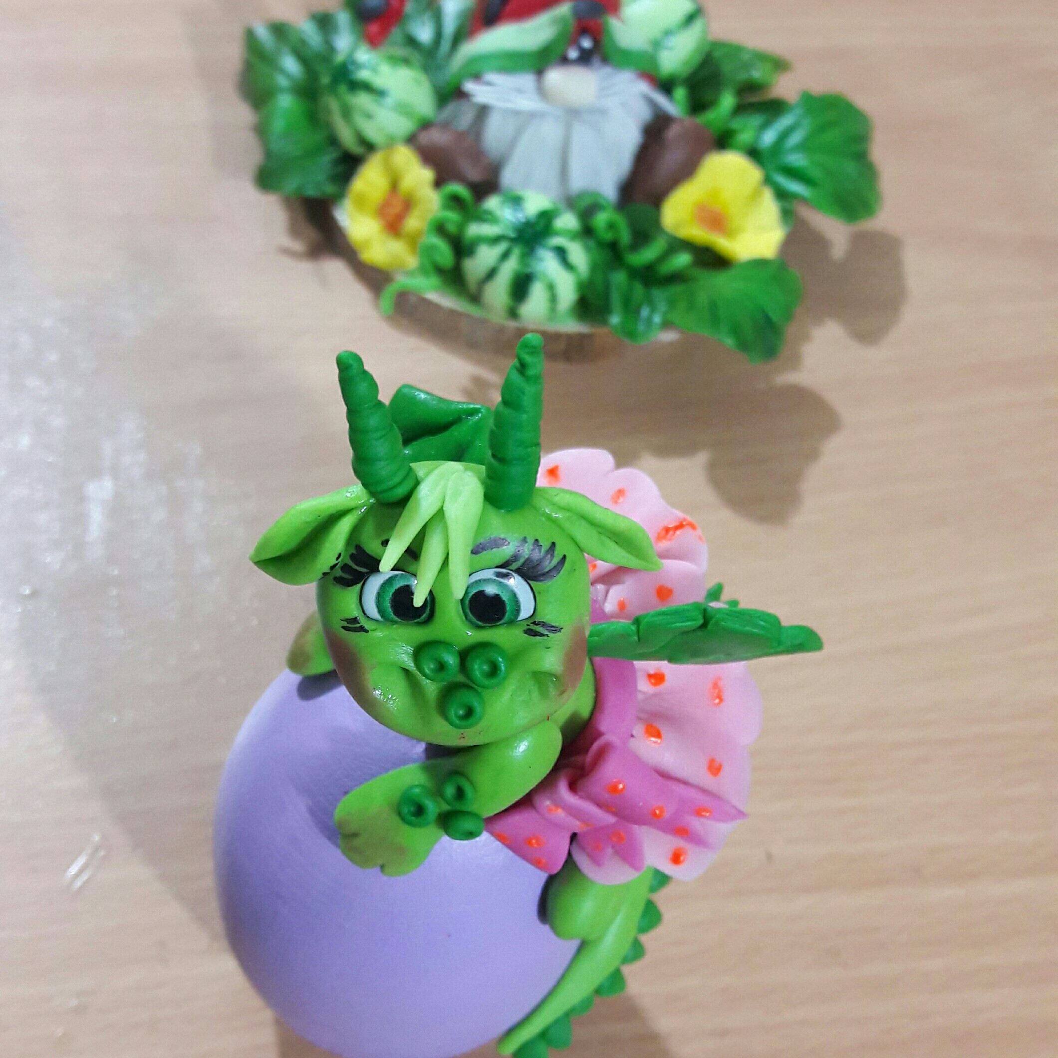 تخم مرغ سفالی با نماد سال جدید ساخته شده با خمیر منعطف قابل شستشو