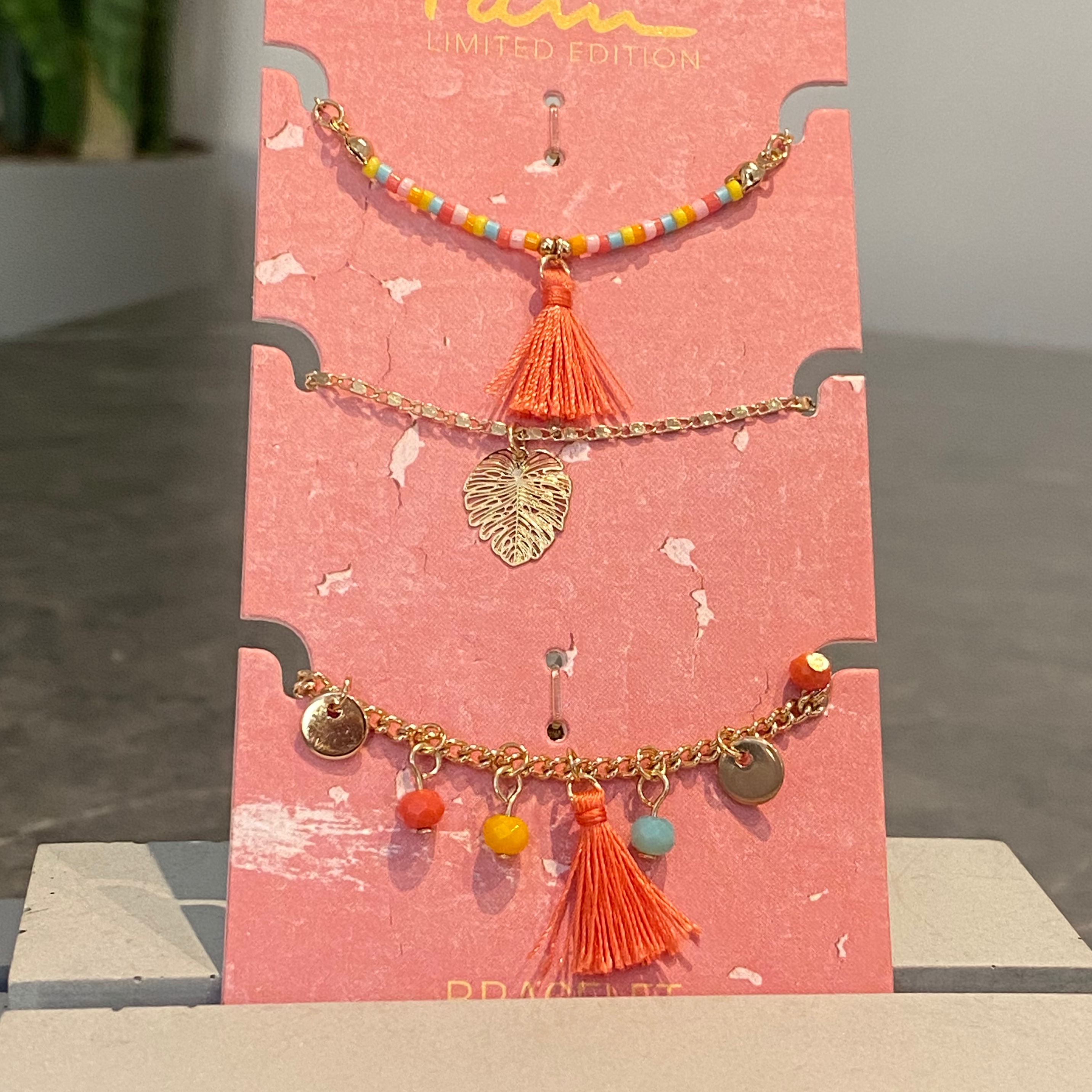 پک دستبند وارداتی در پک سه تایی بسیار زیبا و خاص در دست مناسب کادو تولد