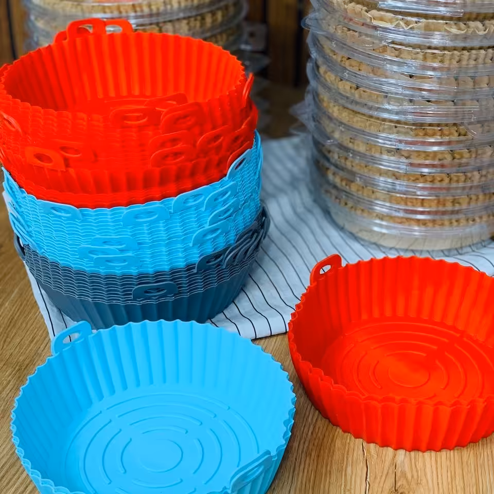 قالب سرخ کن سیلیکونی ضخیم  دائمی قابل شستشو سایز 20cm سانت در چند رنگ مختلف با کاربرد  بسیار بالا جهت جلوگیری از چرب  شد