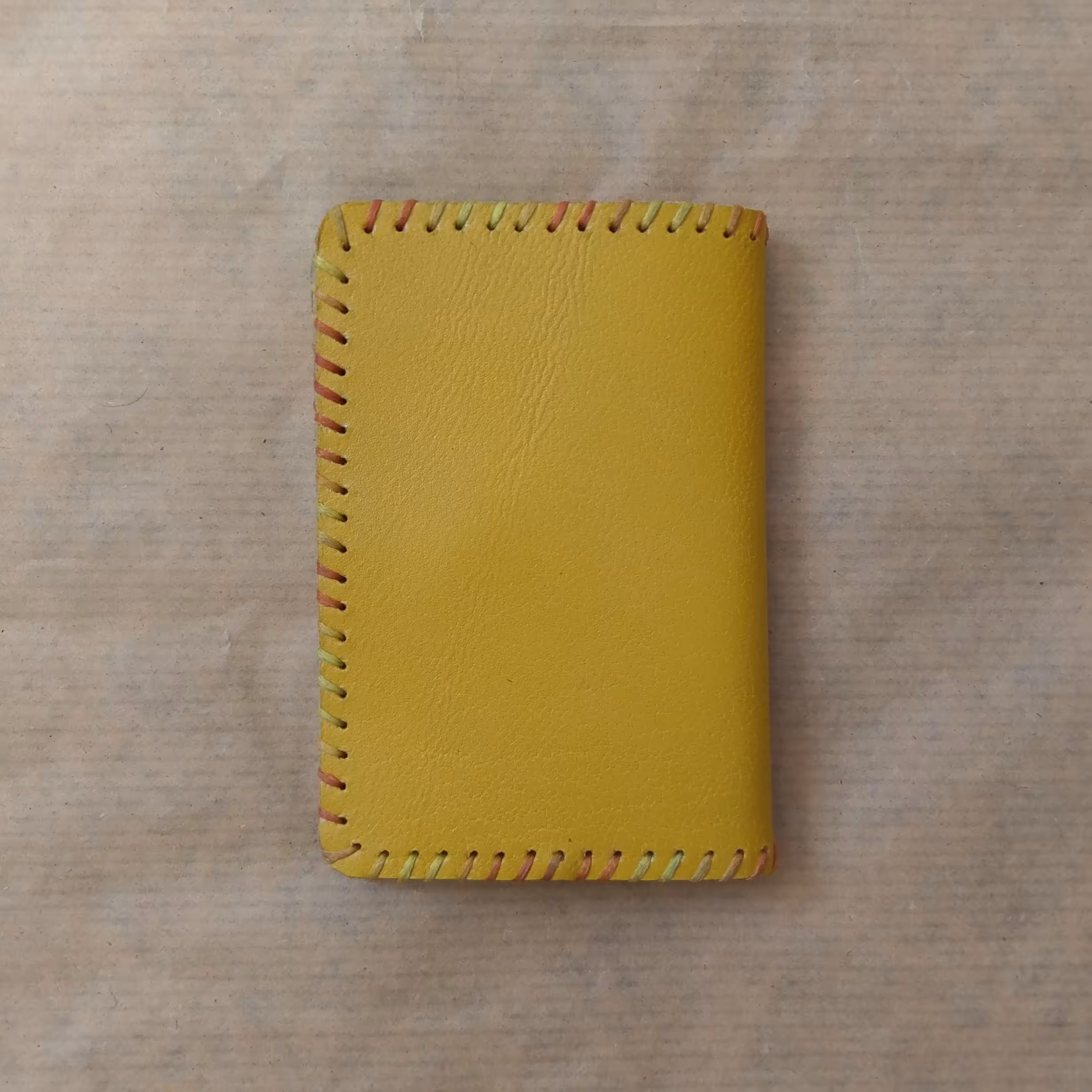 جا کارتی چرمی زرد رنگ