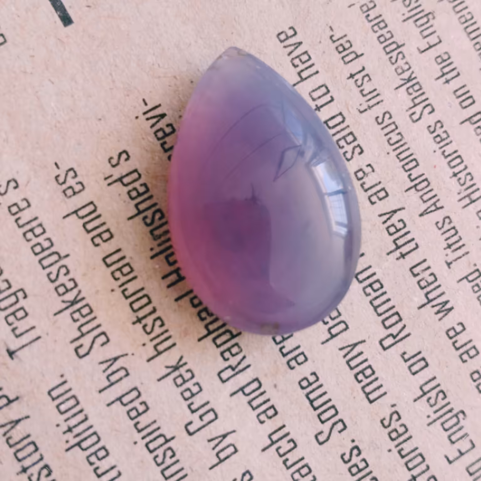 عقیق بنفش طرح اشک پاک و ناب با تراش و جلای بی نظیر 