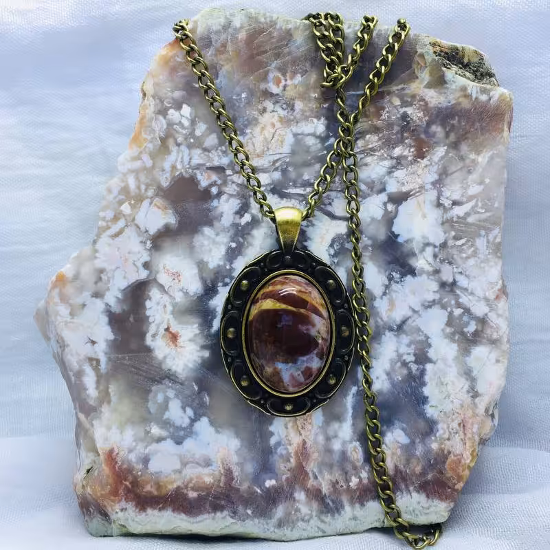 نگین عقیق شجر، همراه با قاب و زنجیر