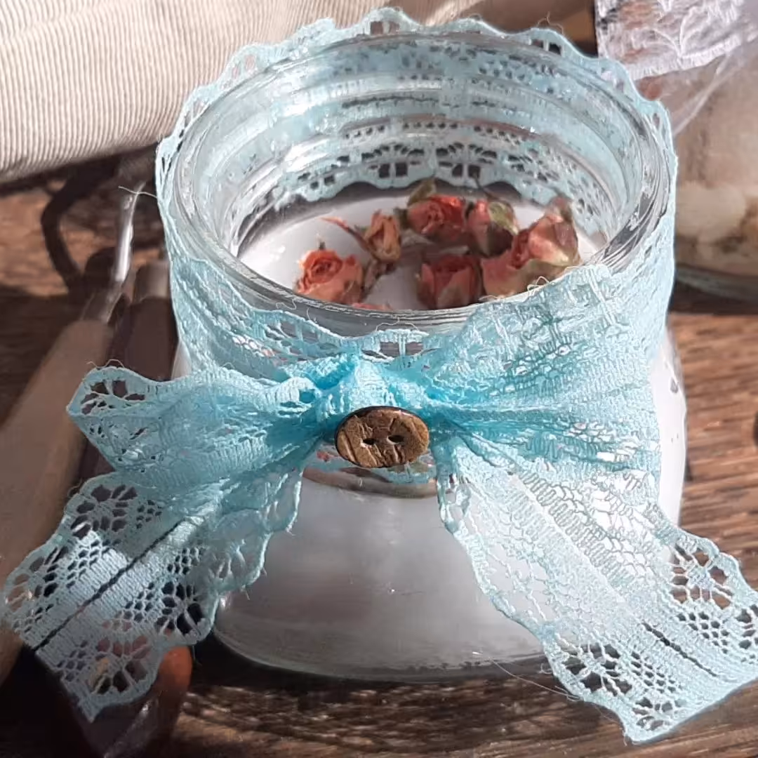 شمع سفید با غنچه های زیبا