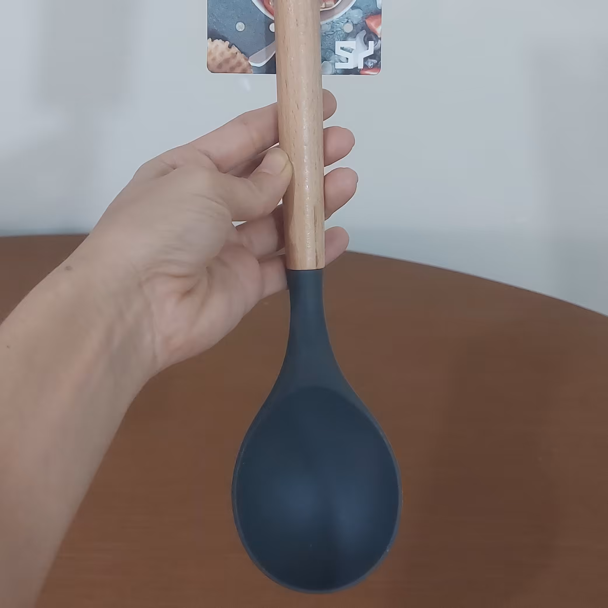 قاشق سیلیکونی طوسی رنگ دسته جوبی مارک شنگیا  وارداتی