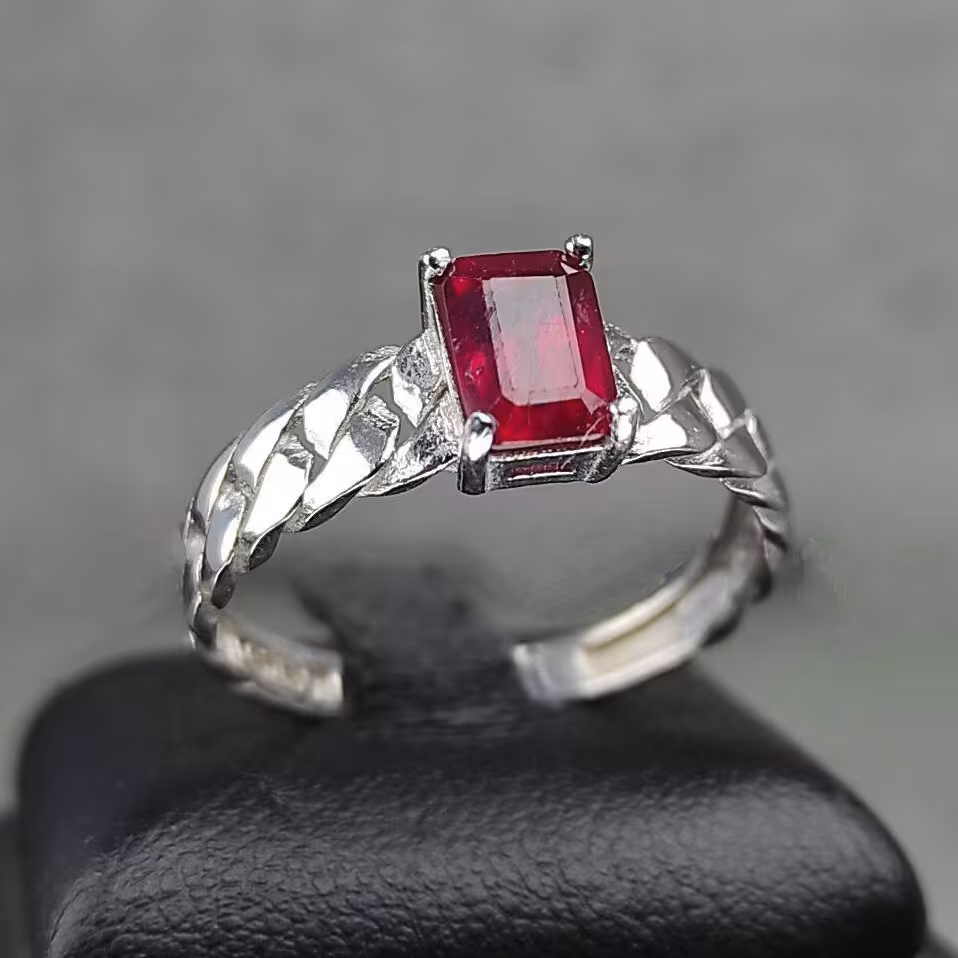 انگشترفوق العاده شیک وجواهری یاقوت قرمز چهارگوش اصلی
