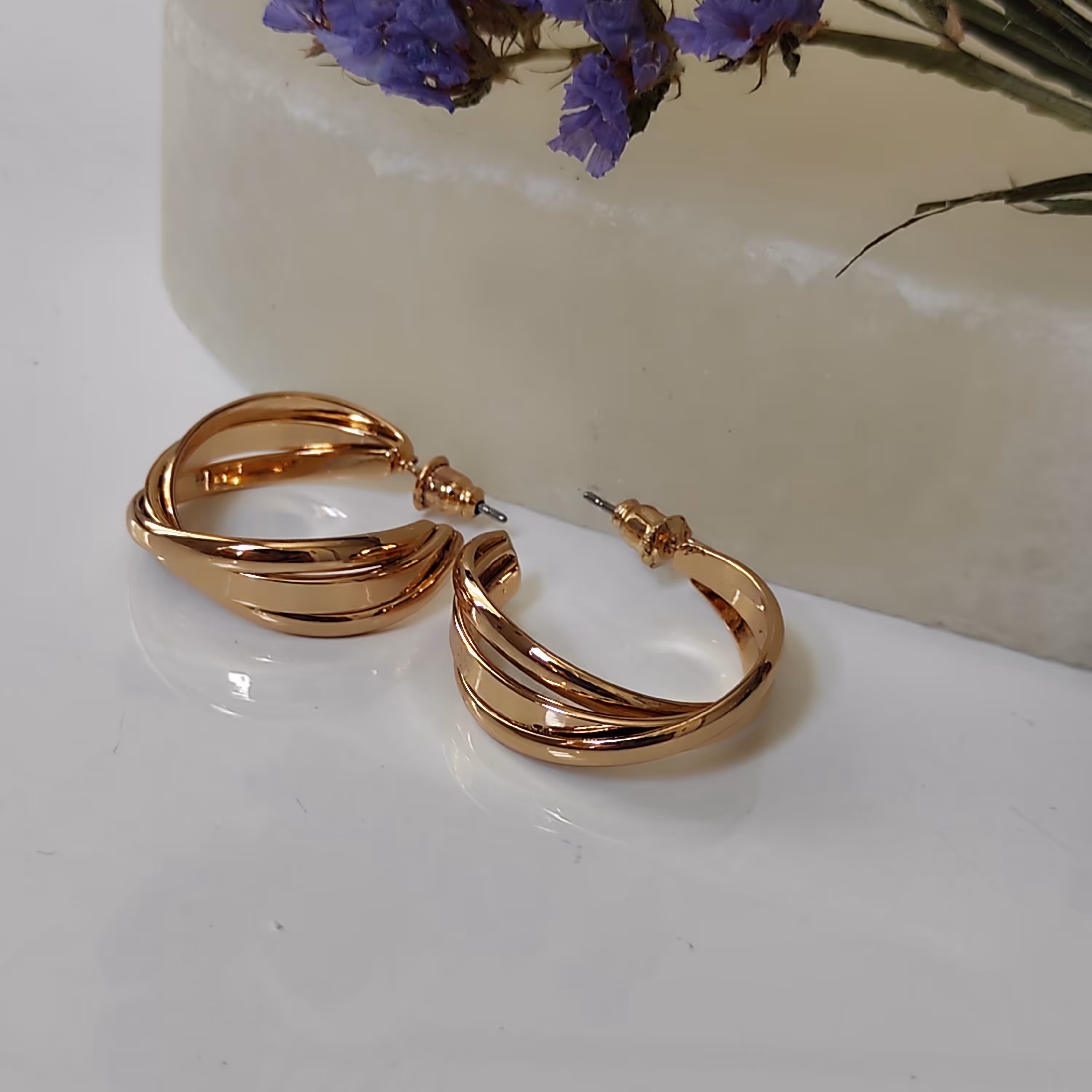 گوشواره حلقه ای طلایی رنگ ثابت و ضد حساسیت شیک و مجلسی بسیار براق و زیبا در  گوش، گوشواره زنانه و دخترانه گوشواره ترند