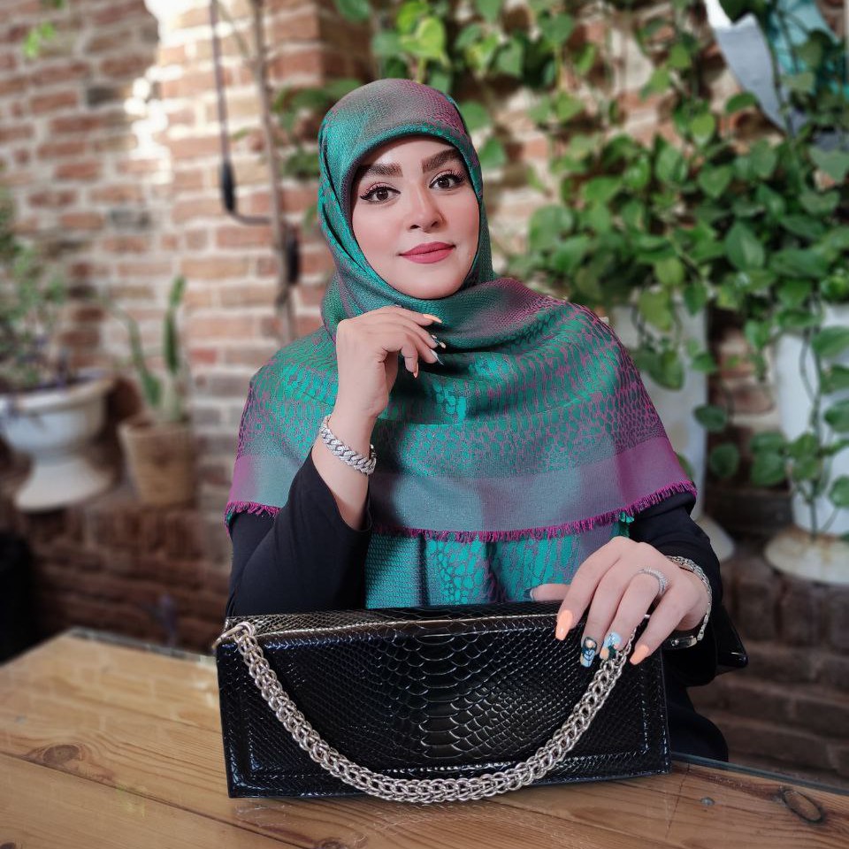 روسری نخ ابریشم ژاکارد دورو لمه دار وارداتی طرح پوست ماری رنگ سبز سرخابی (ارسال رایگان)