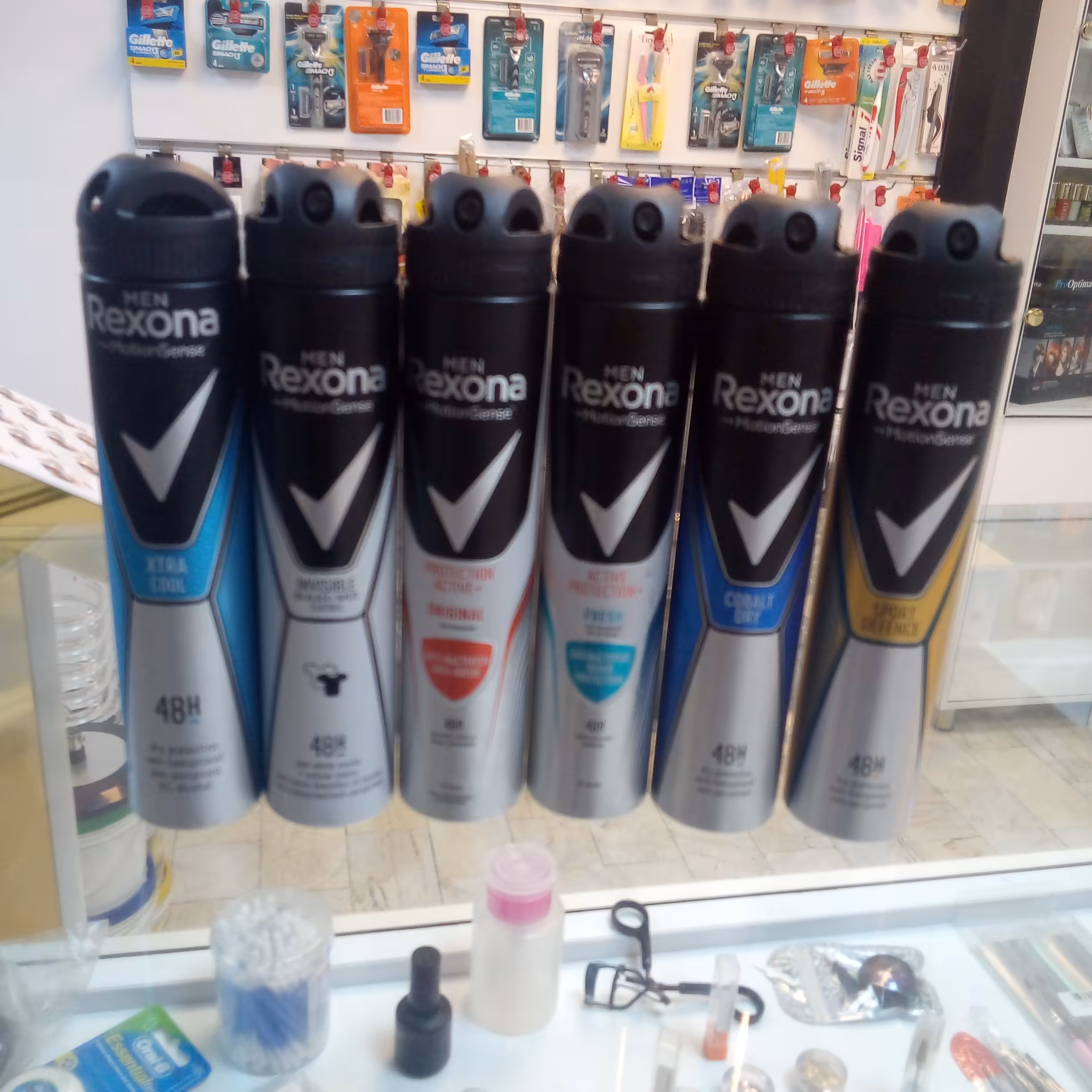 اسپری های مردانه رکسونا در عطرهای مختلف خنک ،گرم و تلخ و شیرین 